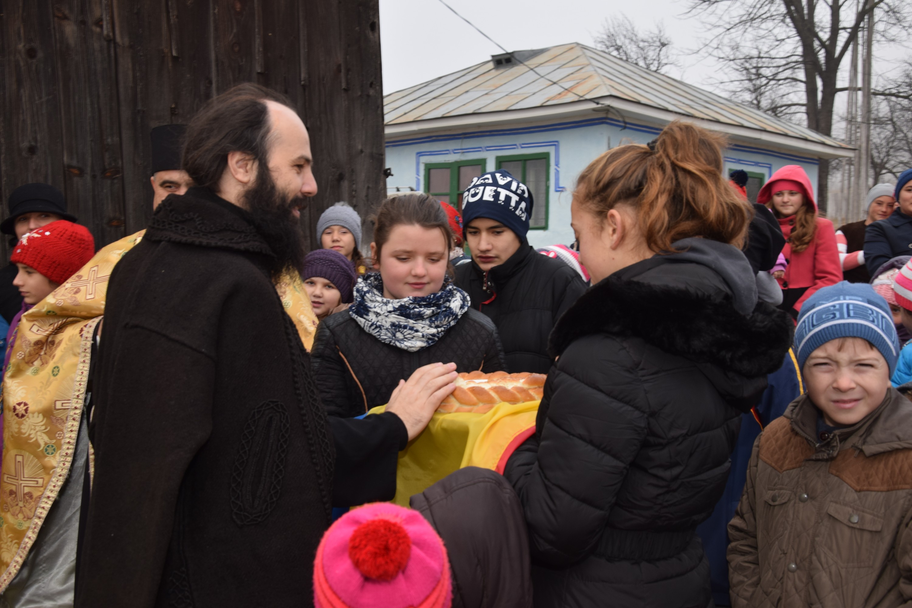 Proiectele Colegiului „Sfântul Nicolae” în Piscu Rusului: renovarea școlii și încălțăminte de iarnă pentru 43 de copii