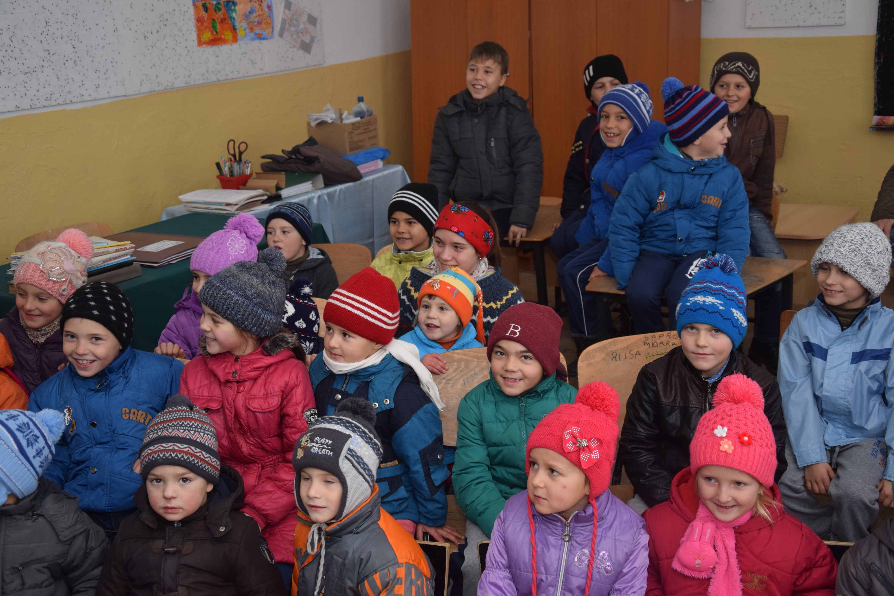 Proiectele Colegiului „Sfântul Nicolae” în Piscu Rusului: renovarea școlii și încălțăminte de iarnă pentru 43 de copii