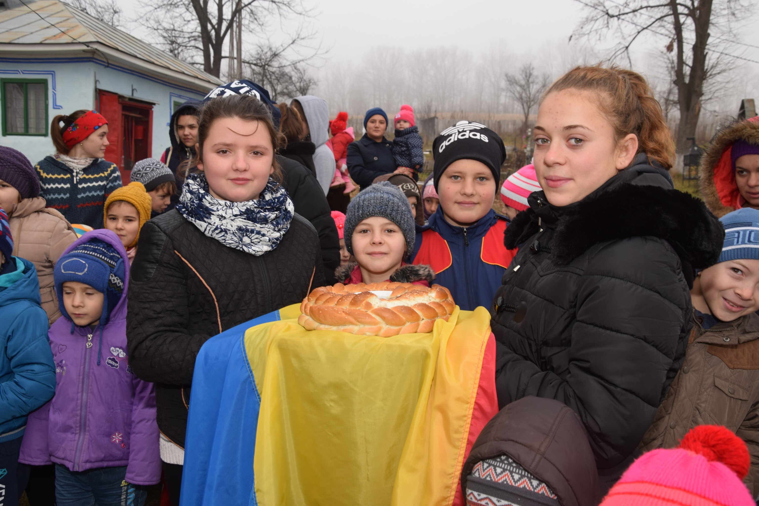 Proiectele Colegiului „Sfântul Nicolae” în Piscu Rusului: renovarea școlii și încălțăminte de iarnă pentru 43 de copii