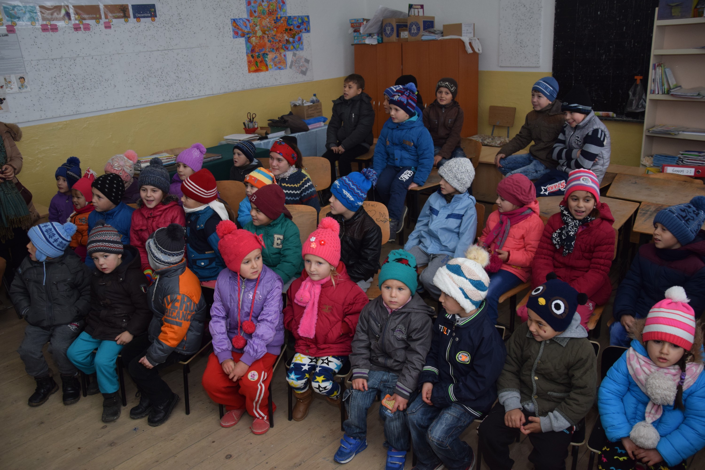 Proiectele Colegiului „Sfântul Nicolae” în Piscu Rusului: renovarea școlii și încălțăminte de iarnă pentru 43 de copii