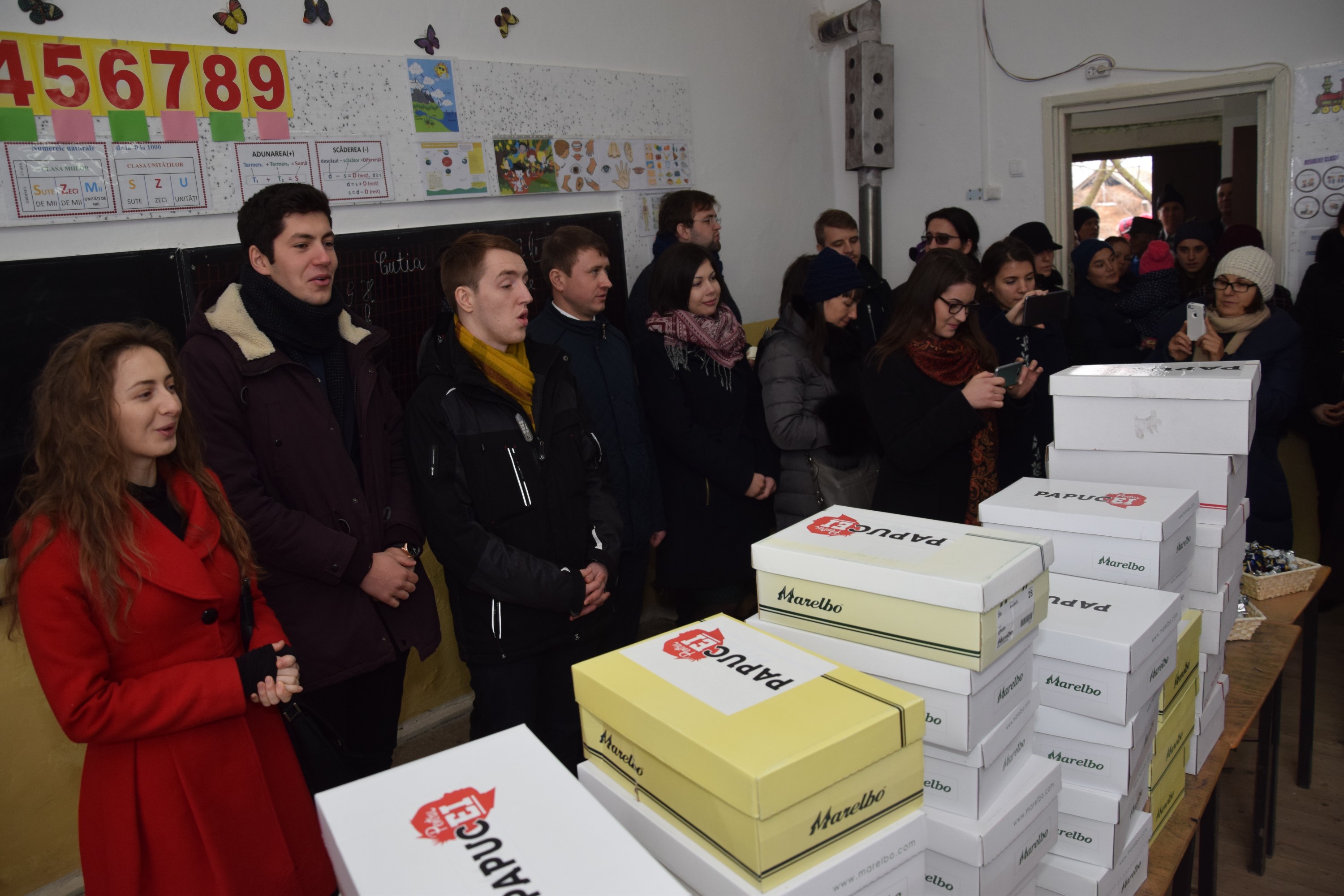 Proiectele Colegiului „Sfântul Nicolae” în Piscu Rusului: renovarea școlii și încălțăminte de iarnă pentru 43 de copii