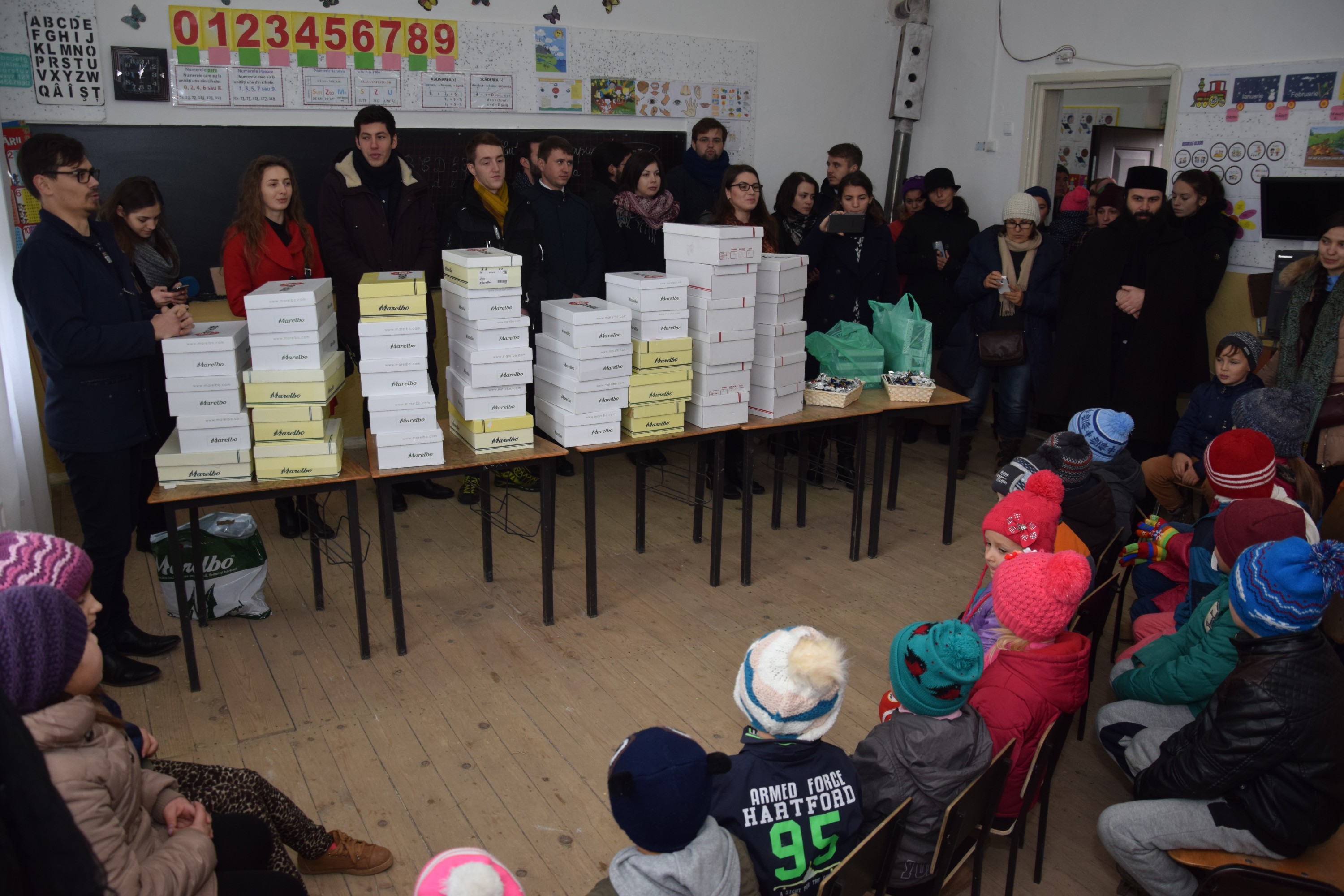 Proiectele Colegiului „Sfântul Nicolae” în Piscu Rusului: renovarea școlii și încălțăminte de iarnă pentru 43 de copii