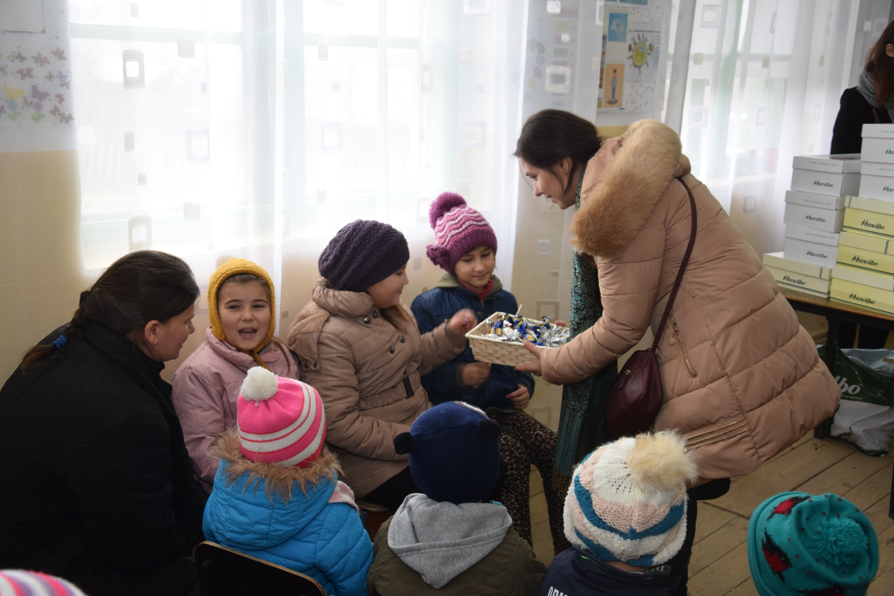 Proiectele Colegiului „Sfântul Nicolae” în Piscu Rusului: renovarea școlii și încălțăminte de iarnă pentru 43 de copii