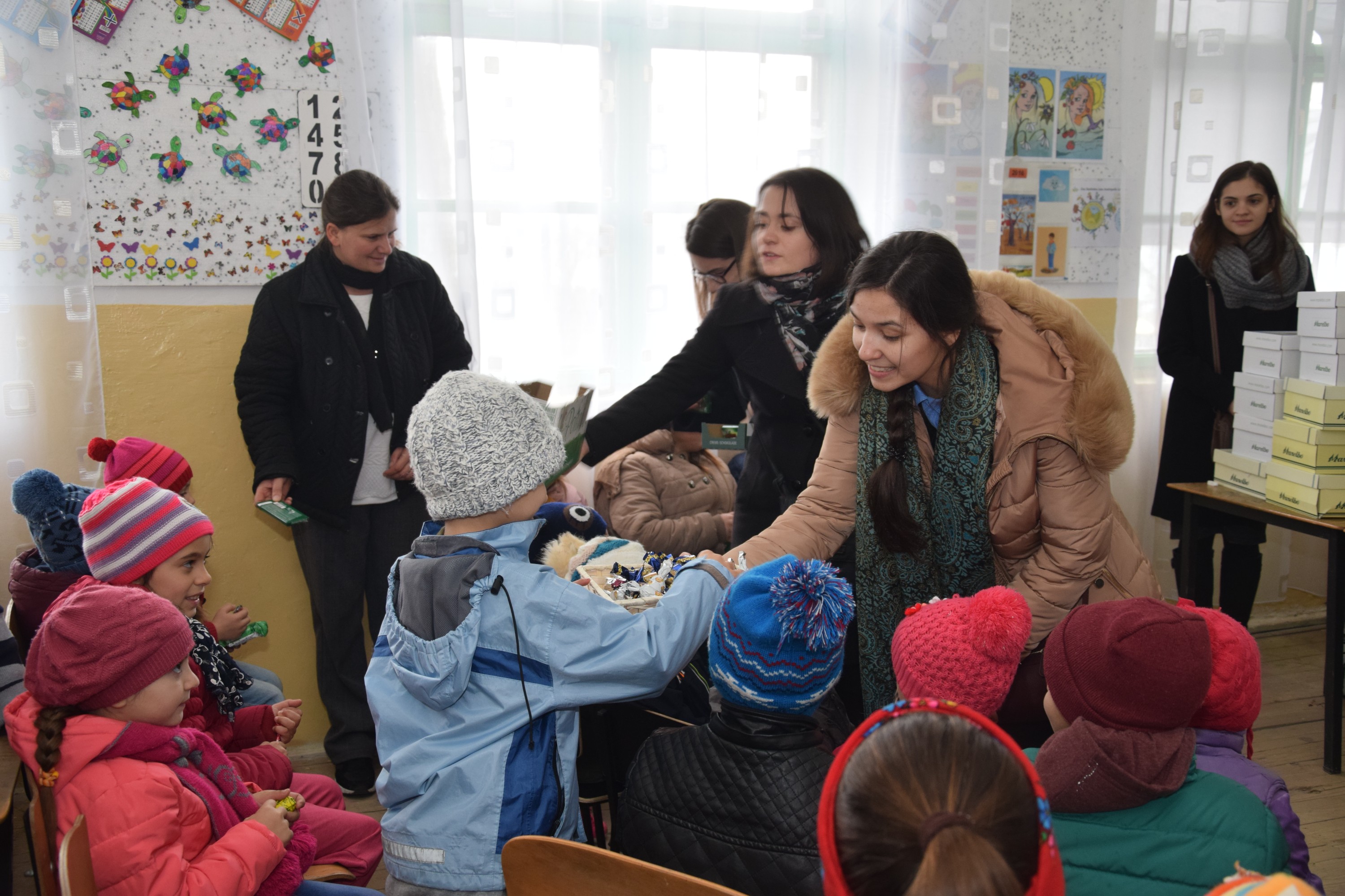 Proiectele Colegiului „Sfântul Nicolae” în Piscu Rusului: renovarea școlii și încălțăminte de iarnă pentru 43 de copii