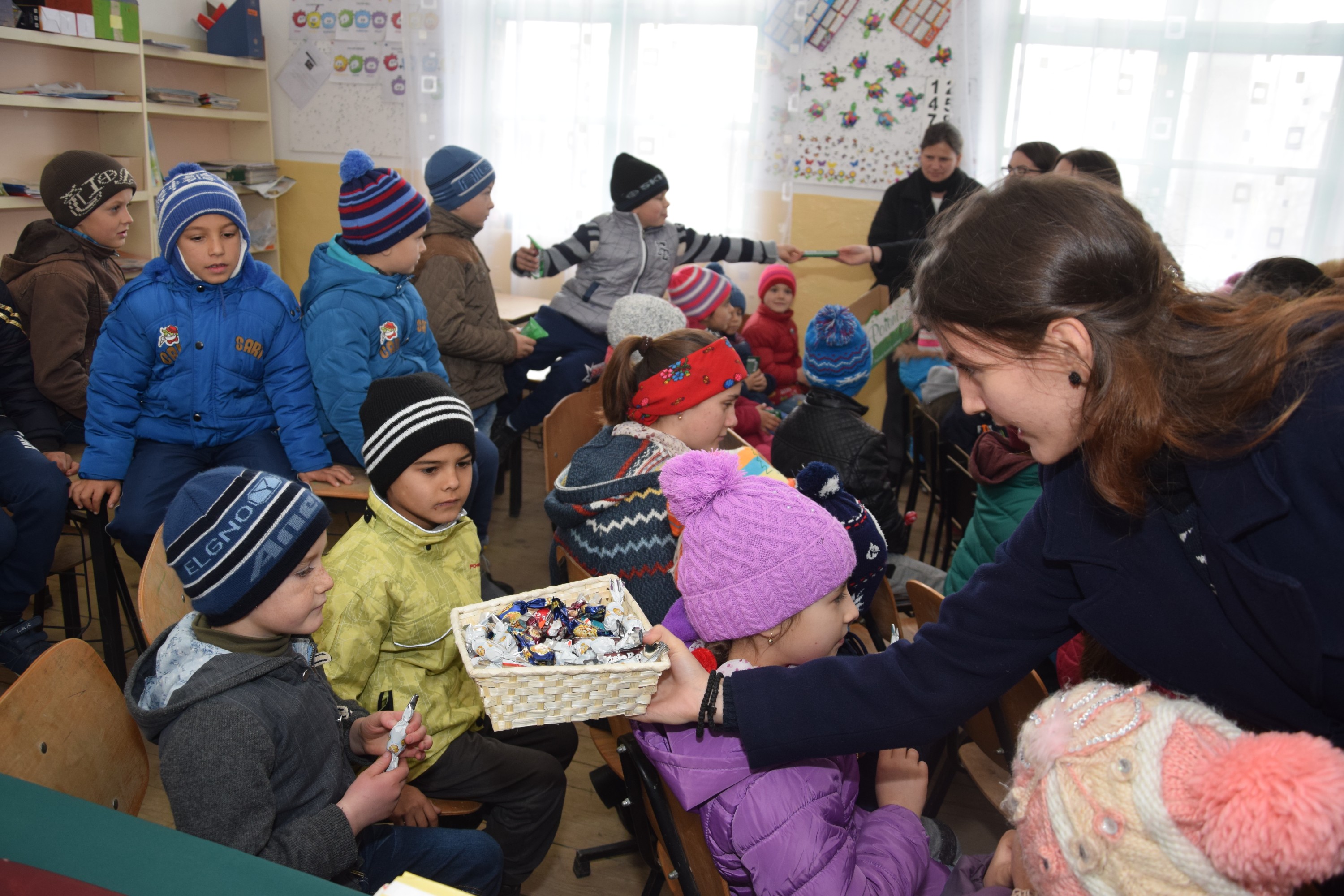 Proiectele Colegiului „Sfântul Nicolae” în Piscu Rusului: renovarea școlii și încălțăminte de iarnă pentru 43 de copii