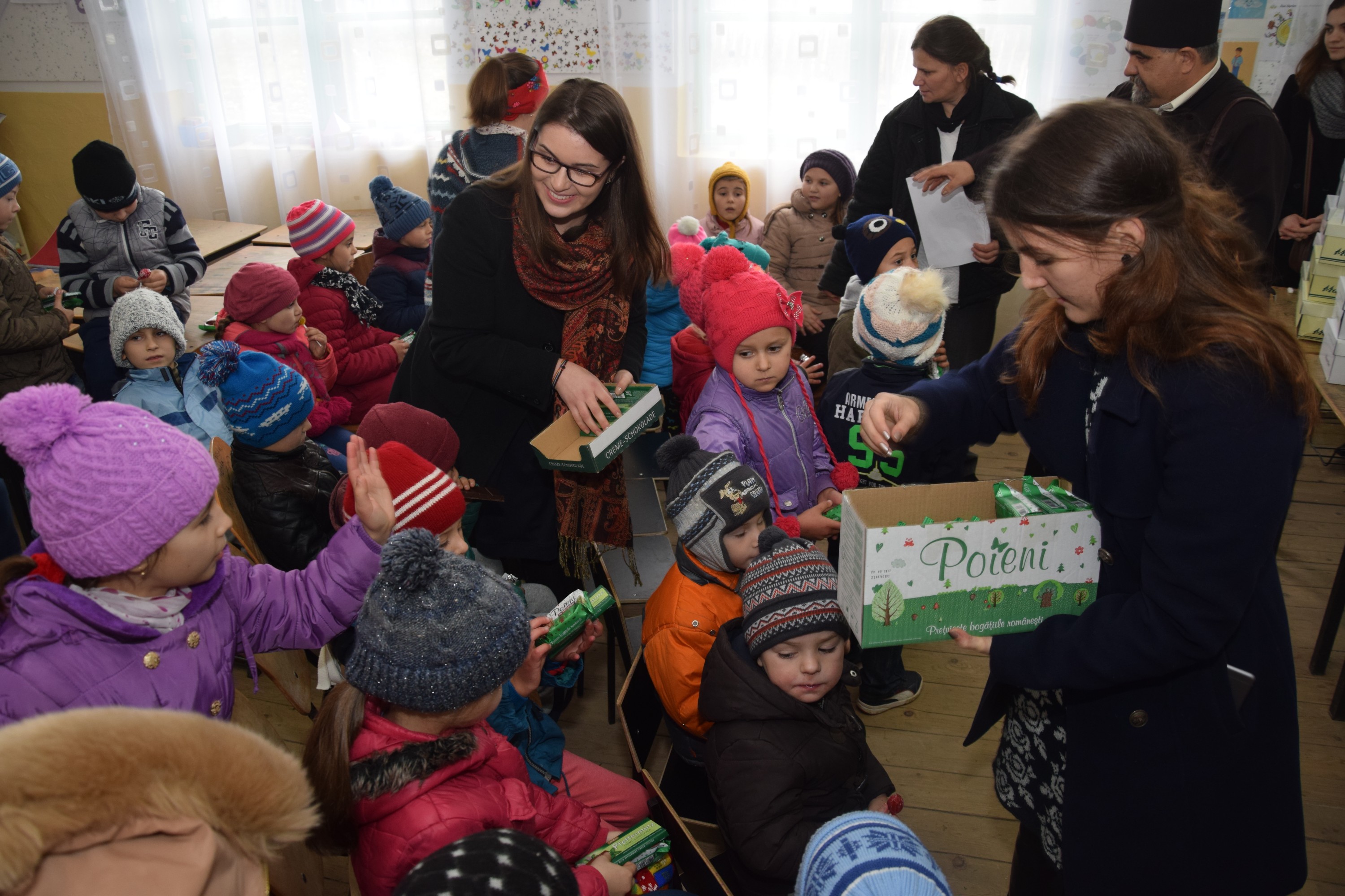 Proiectele Colegiului „Sfântul Nicolae” în Piscu Rusului: renovarea școlii și încălțăminte de iarnă pentru 43 de copii