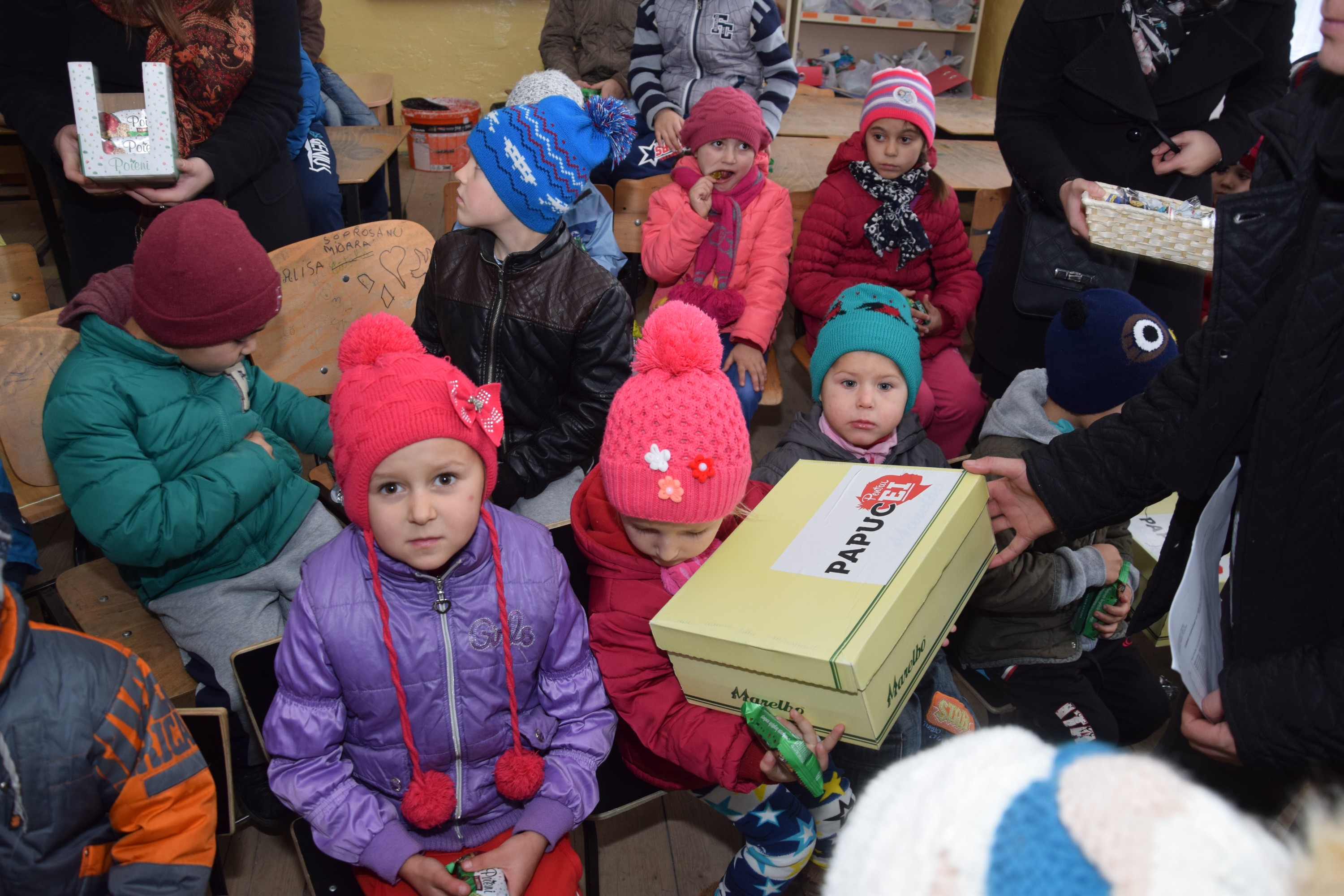 Proiectele Colegiului „Sfântul Nicolae” în Piscu Rusului: renovarea școlii și încălțăminte de iarnă pentru 43 de copii