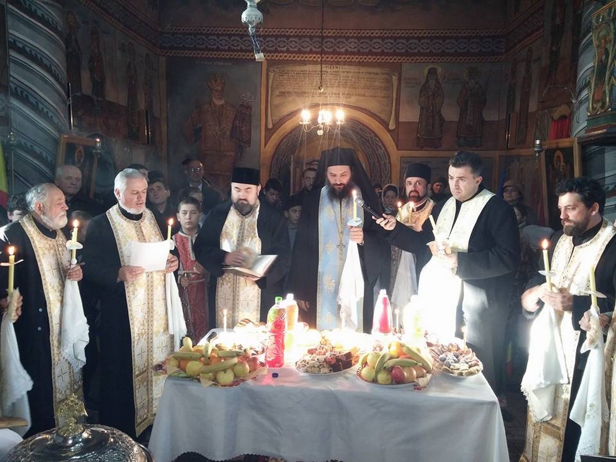 Slujbă de pomenire la Biserica „Sfinţii Împăraţi“ din Târgu Ocna Slujbă de pomenire la Biserica „Sfinţii Împăraţi“ din Târgu Ocna