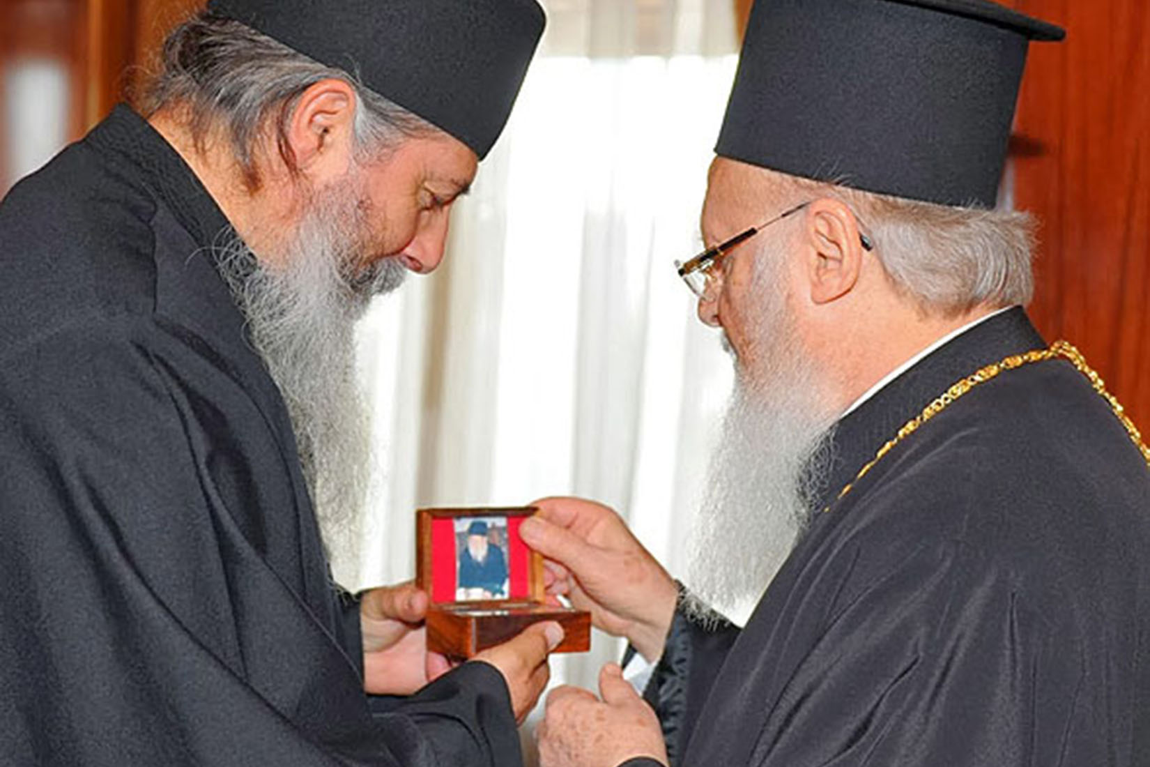 Părintele Gheorghie Kavsokalivitul aducând Patriarhului Ecumenic Bartholomeu puțin pământ de pe mormântul Cuviosului Porfirie – decembrie 2013 / Foto: Pemptousia.ro 3. Kavsokalivit şi aghiorit până la sfârşitul vieţii – Cuviosul Porfirie Kavsokalivitul (1906-1991), un pustnic în inima oraşului