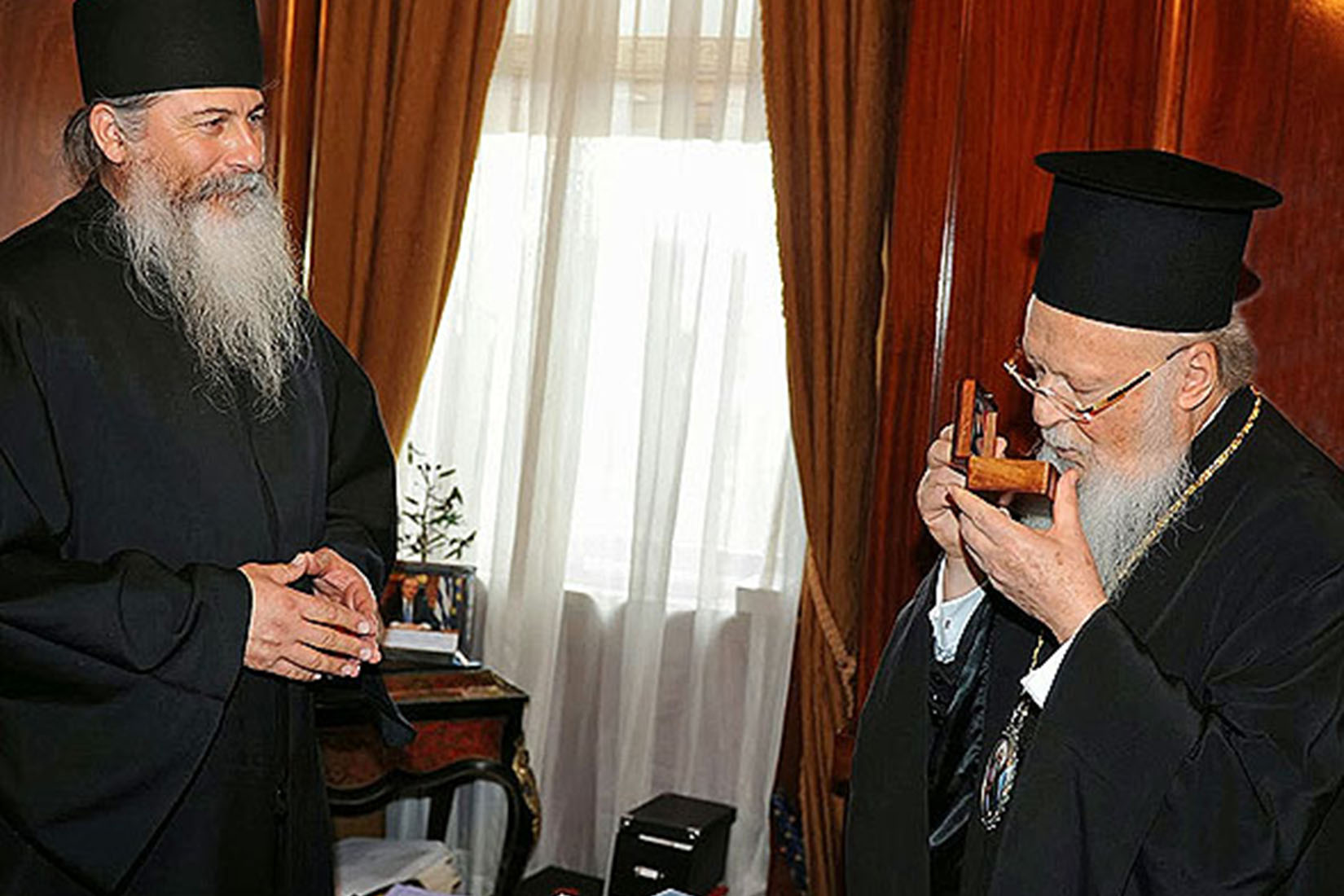Părintele Gheorghie Kavsokalivitul aducând Patriarhului Ecumenic Bartholomeu puțin pământ de pe mormântul Cuviosului Porfirie – decembrie 2013 / Foto: Pemptousia.ro 3. Kavsokalivit şi aghiorit până la sfârşitul vieţii – Cuviosul Porfirie Kavsokalivitul (1906-1991), un pustnic în inima oraşului