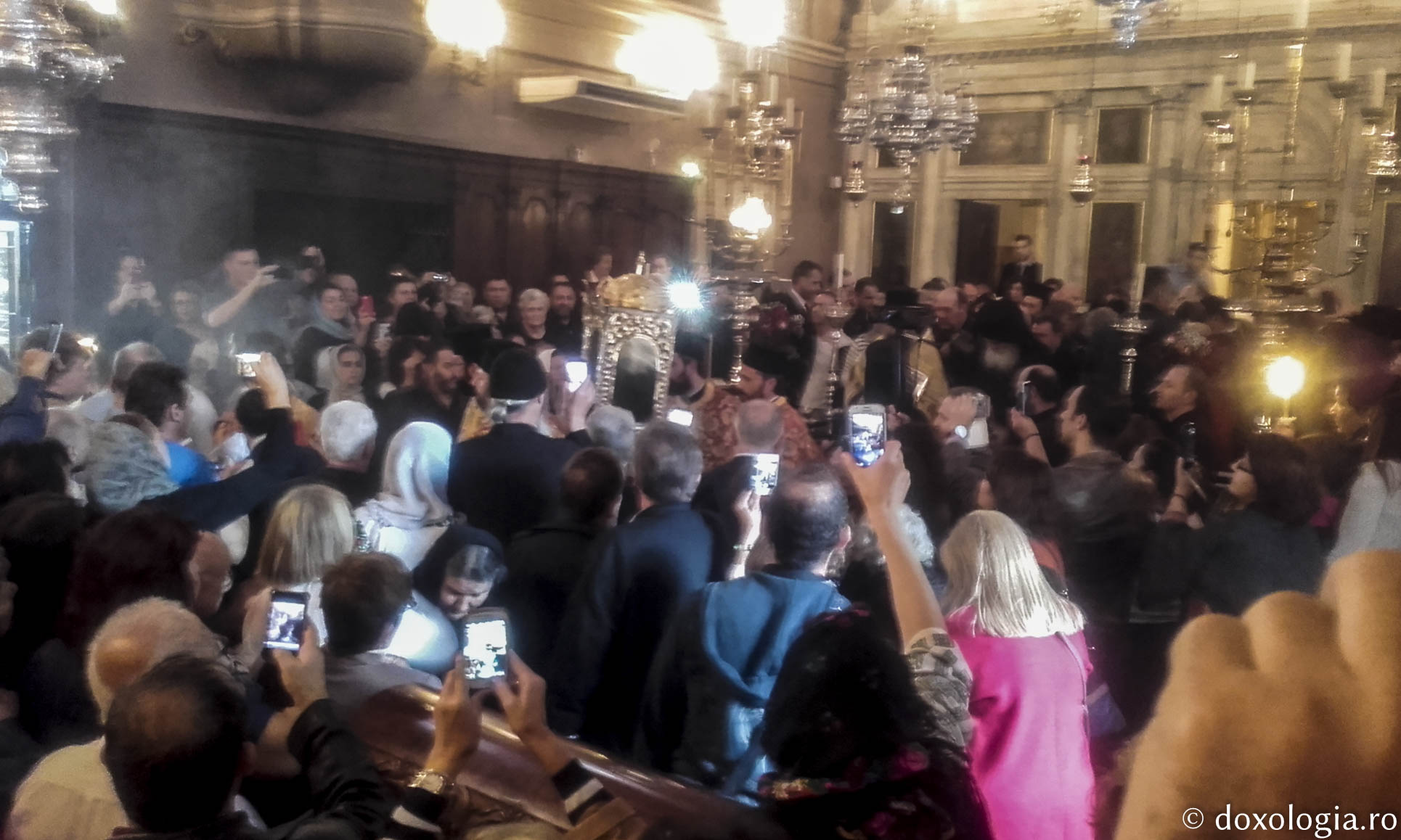 Sfântul Spiridon purtat în procesiune, în picioare, în insula Corfu! (galerie FOTO)