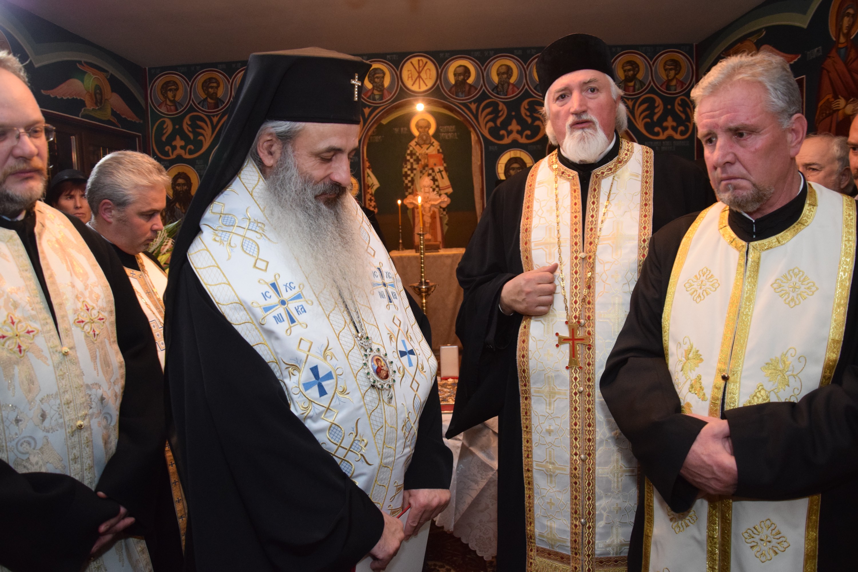 Sfințiri de case sociale parohiale, oficiate de IPS Mitropolit Teofan Sfințiri de case sociale parohiale, oficiate de IPS Mitropolit Teofan