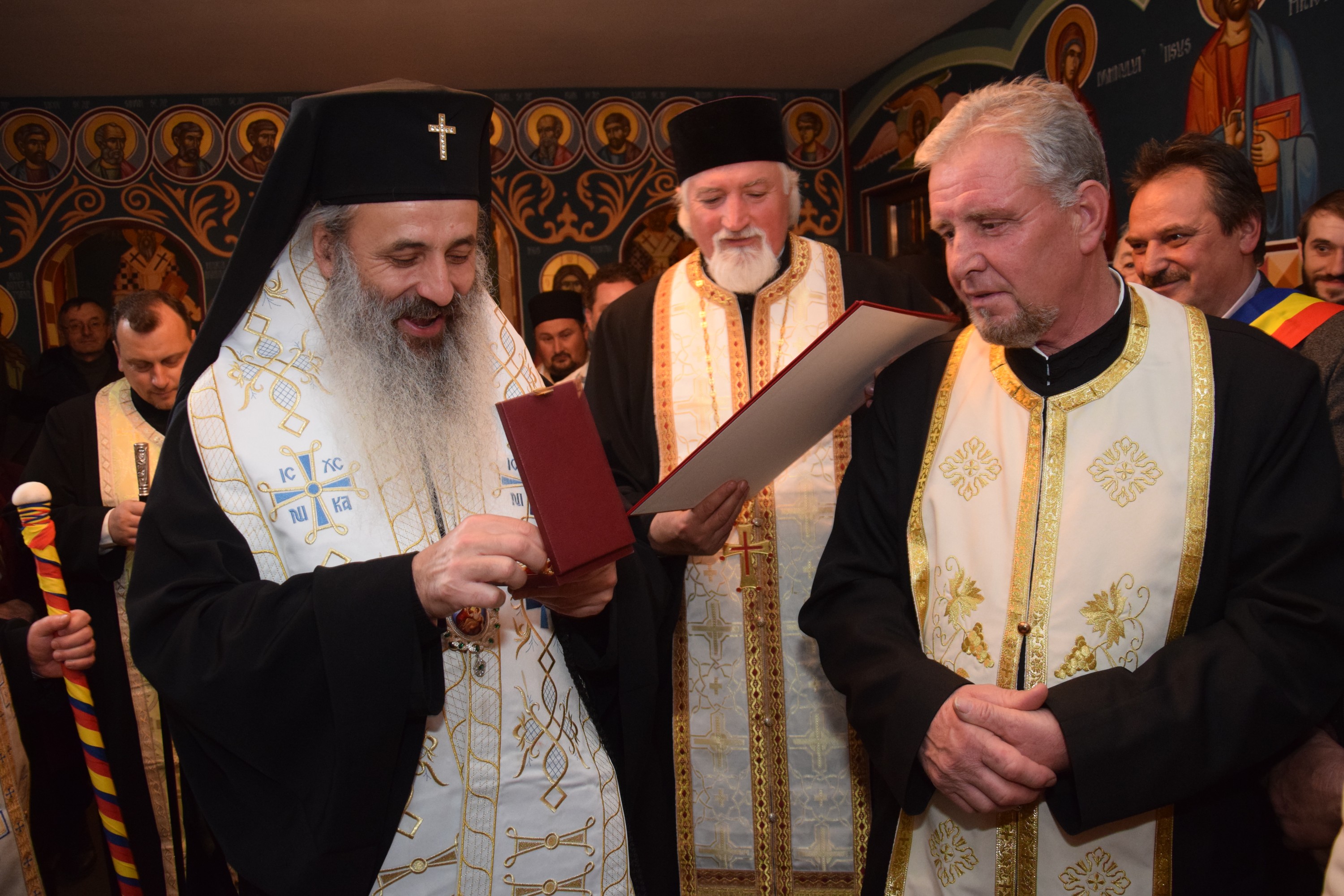 Sfințiri de case sociale parohiale, oficiate de IPS Mitropolit Teofan Sfințiri de case sociale parohiale, oficiate de IPS Mitropolit Teofan