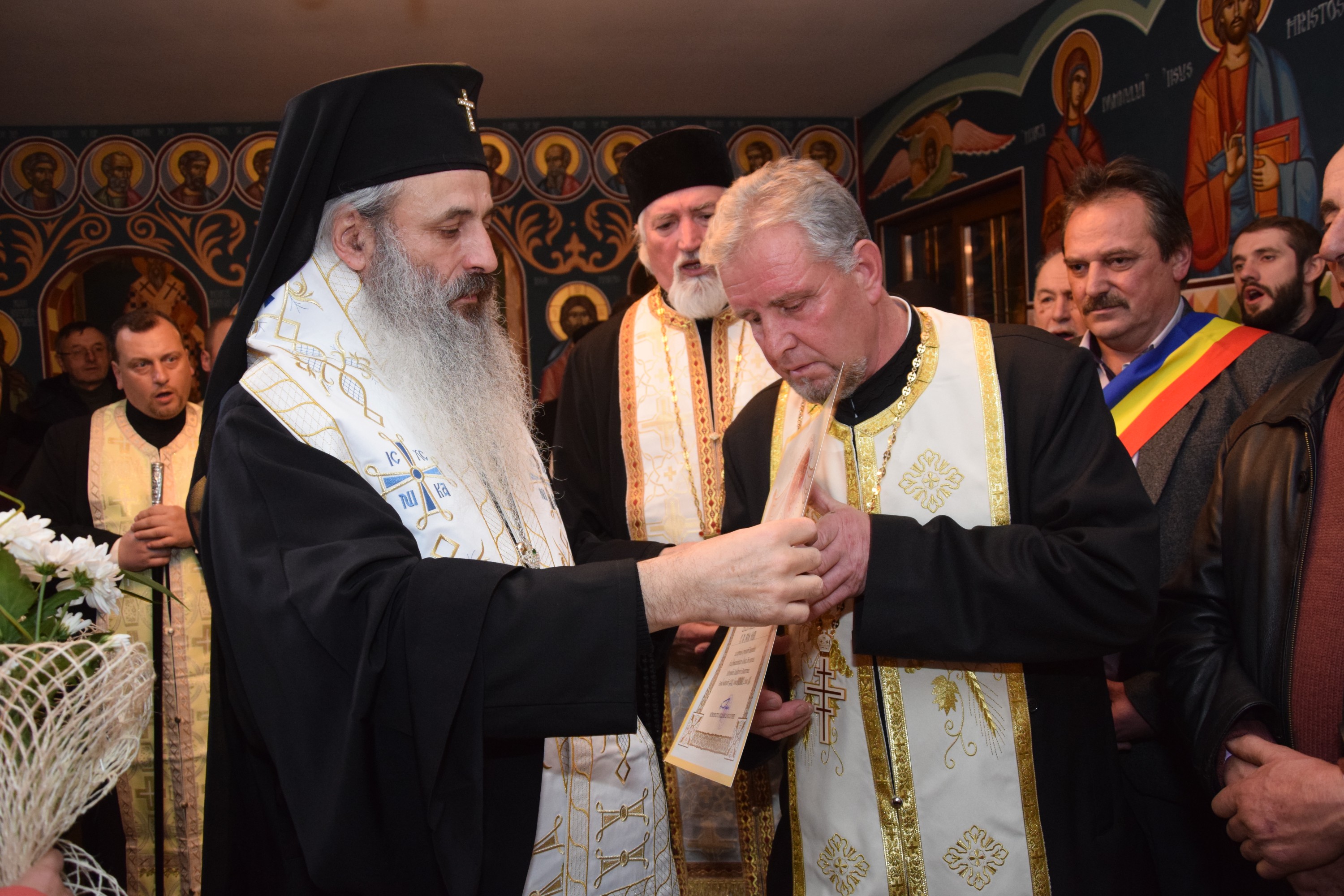 Sfințiri de case sociale parohiale, oficiate de IPS Mitropolit Teofan Sfințiri de case sociale parohiale, oficiate de IPS Mitropolit Teofan