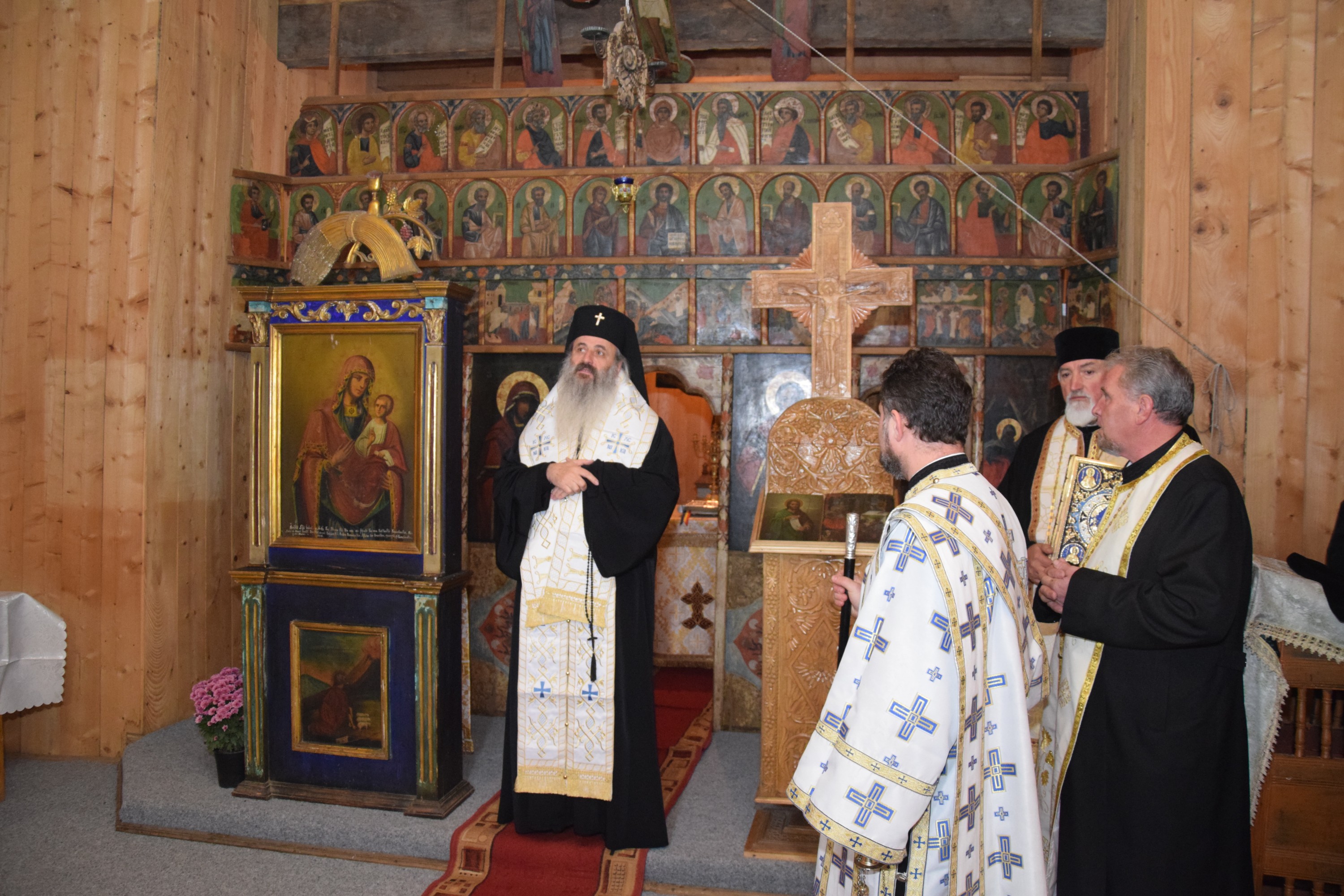 Sfințiri de case sociale parohiale, oficiate de IPS Mitropolit Teofan Sfințiri de case sociale parohiale, oficiate de IPS Mitropolit Teofan