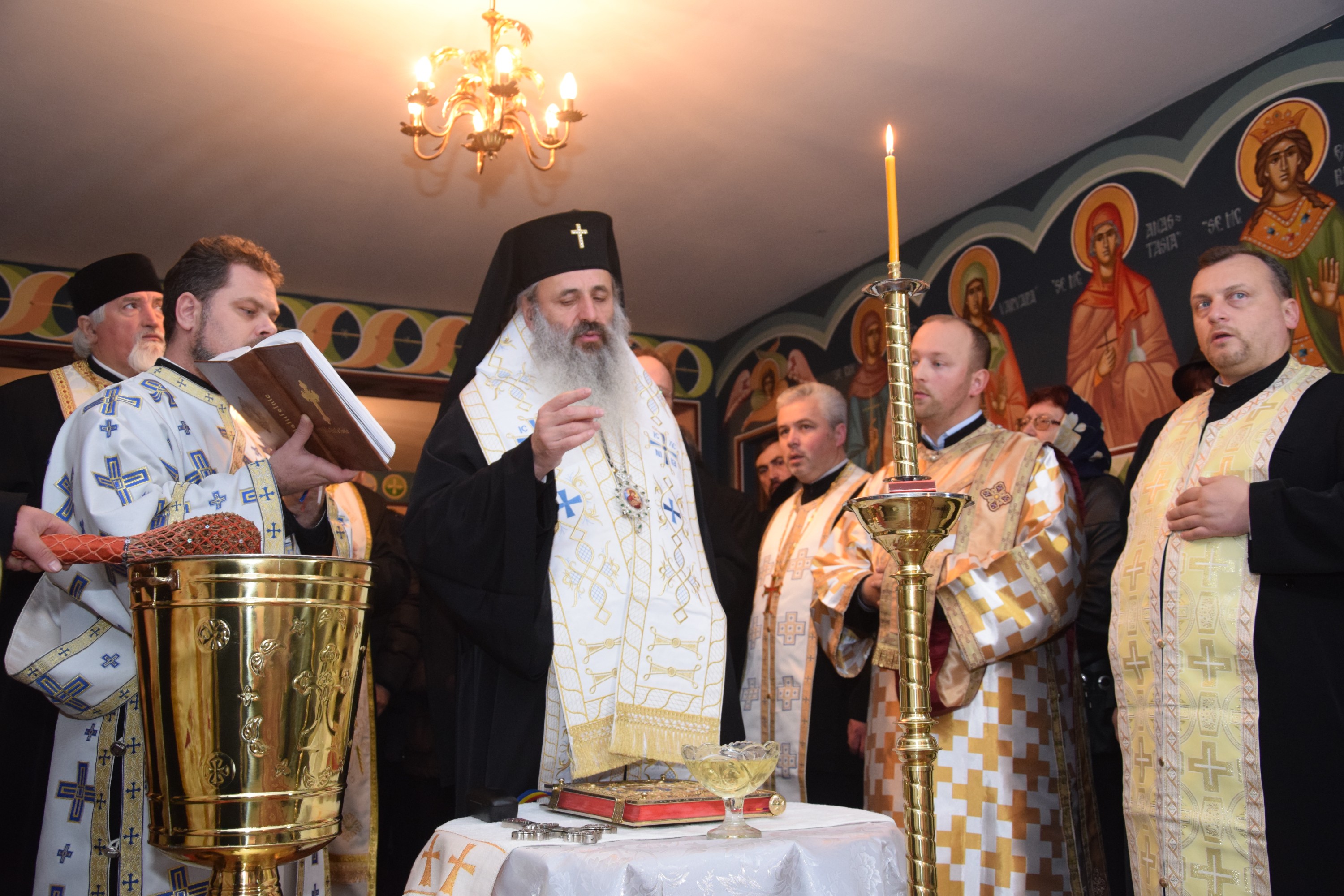 Sfințiri de case sociale parohiale, oficiate de IPS Mitropolit Teofan Sfințiri de case sociale parohiale, oficiate de IPS Mitropolit Teofan