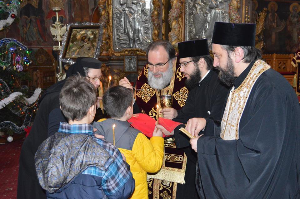 Şcolarii de la Colegiul Naţional „Roman Vodă“ au fost împărtăşiţi de IPS Părinte Arhiepiscop Ioachim Şcolarii de la Colegiul Naţional „Roman Vodă“ au fost împărtăşiţi de IPS Părinte Arhiepiscop Ioachim