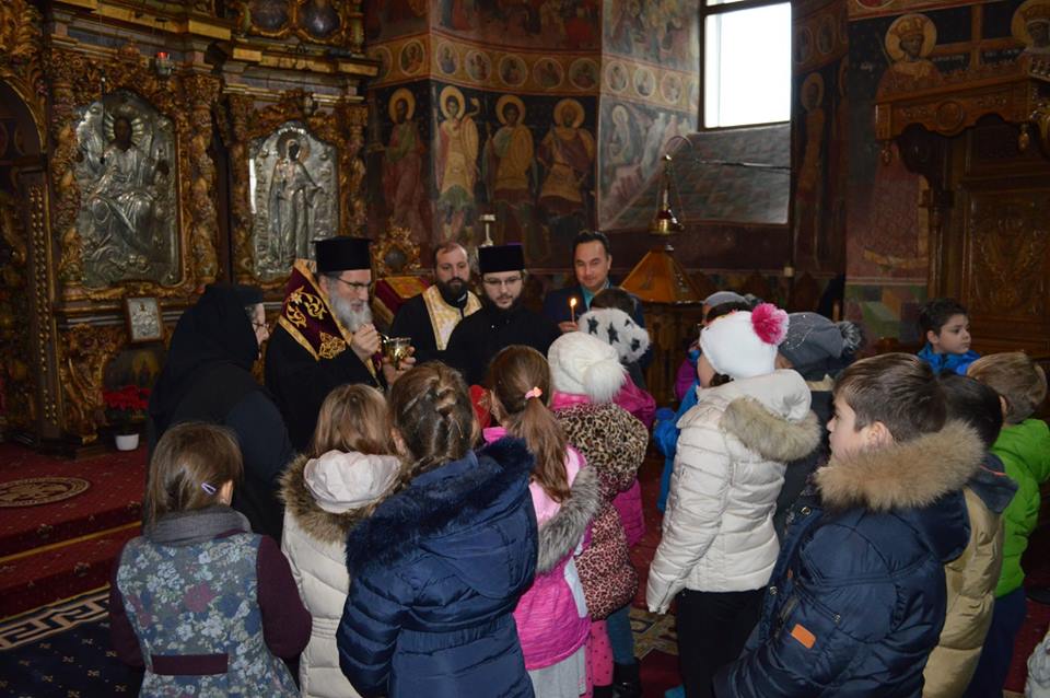Şcolarii de la Colegiul Naţional „Roman Vodă“ au fost împărtăşiţi de IPS Părinte Arhiepiscop Ioachim