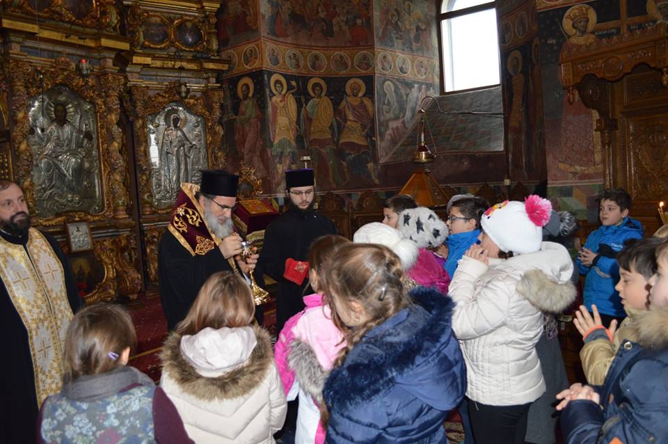Şcolarii de la Colegiul Naţional „Roman Vodă“ au fost împărtăşiţi de IPS Părinte Arhiepiscop Ioachim