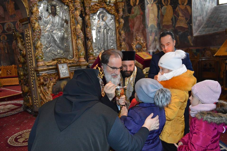 Şcolarii de la Colegiul Naţional „Roman Vodă“ au fost împărtăşiţi de IPS Părinte Arhiepiscop Ioachim