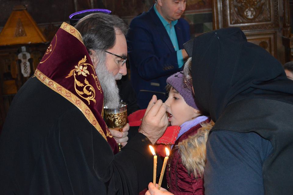 Şcolarii de la Colegiul Naţional „Roman Vodă“ au fost împărtăşiţi de IPS Părinte Arhiepiscop Ioachim