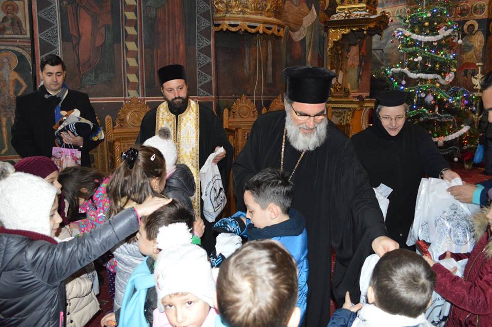 Şcolarii de la Colegiul Naţional „Roman Vodă“ au fost împărtăşiţi de IPS Părinte Arhiepiscop Ioachim