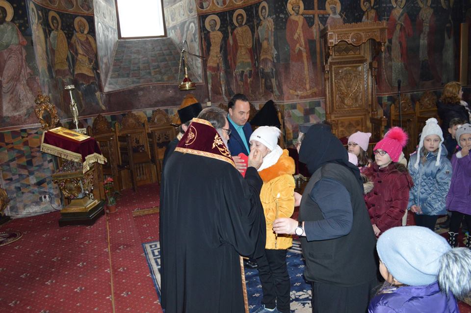 Şcolarii de la Colegiul Naţional „Roman Vodă“ au fost împărtăşiţi de IPS Părinte Arhiepiscop Ioachim