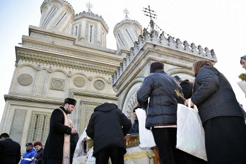 Sfânta Muceniță Filofteia, cinstită la Catedrala Arhiepiscopală din Curtea de Argeș Sfânta Muceniță Filofteia, cinstită la Catedrala Arhiepiscopală din Curtea de Argeș