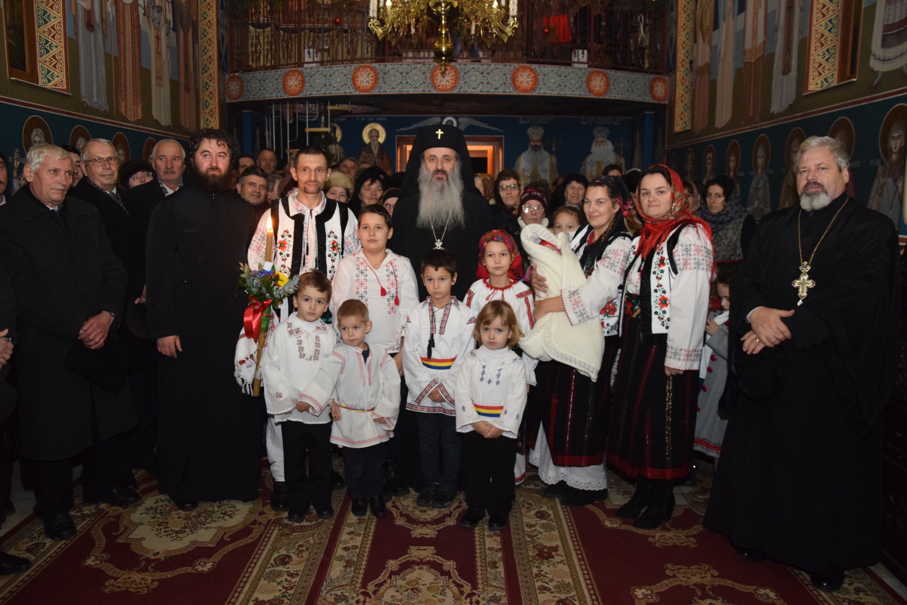 Slujba de încreştinare a pruncei Parascheva-Paisia, oficiată de IPS Părinte Mitropolit Teofan Slujba de încreştinare a pruncei Parascheva-Paisia, oficiată de IPS Părinte Mitropolit Teofan