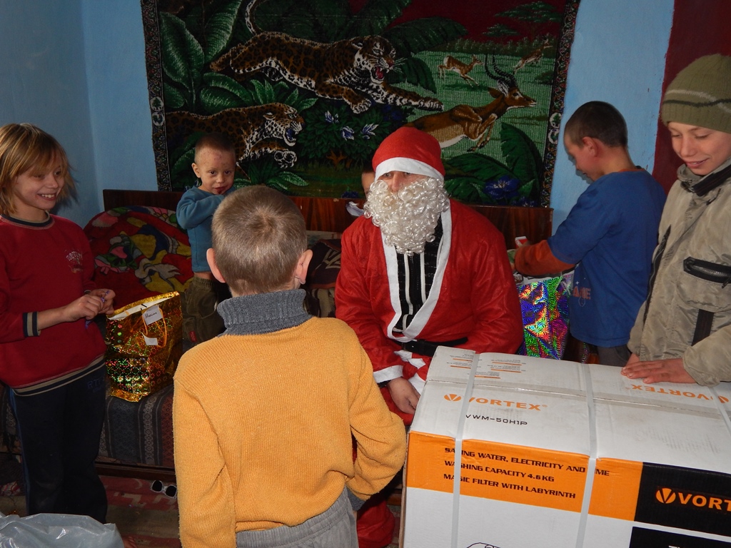 Cadouri de Crăciun pentru 400 de copii din Arhiepiscopia Iașilor