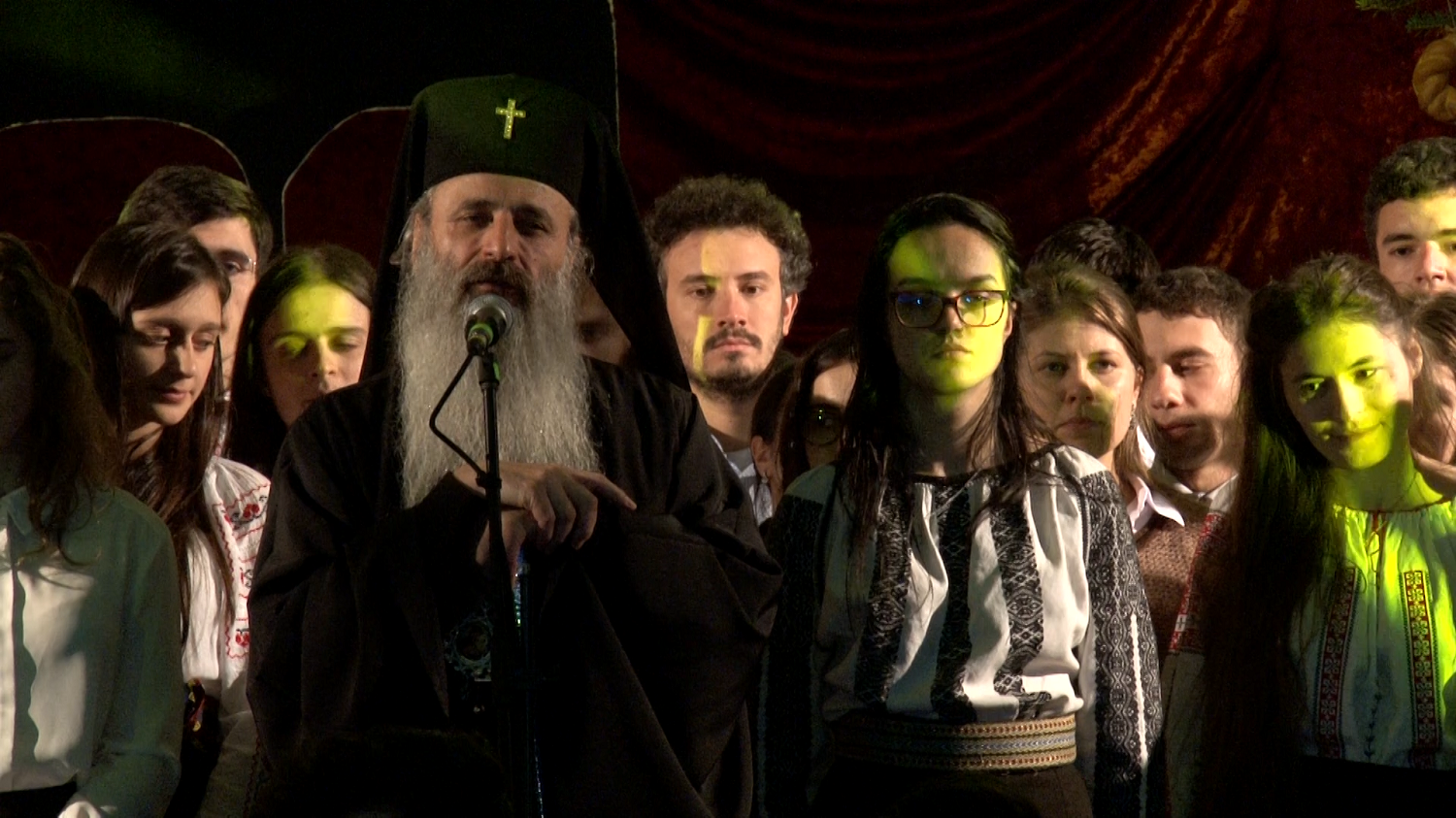 „Să vă dăruiască Dumnezeu putere să vă îmbrăcați în haine de îngeri, de păstori și de magi”