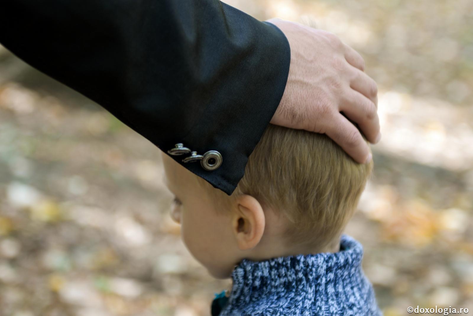mână pe capul unui băiat