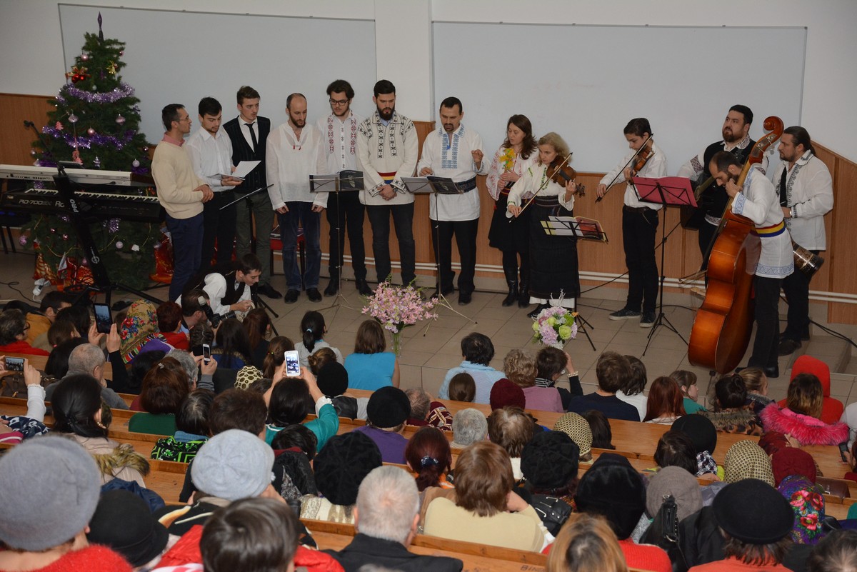 Spectacol de colinde la Spitalul de Recuperare din Iaşi