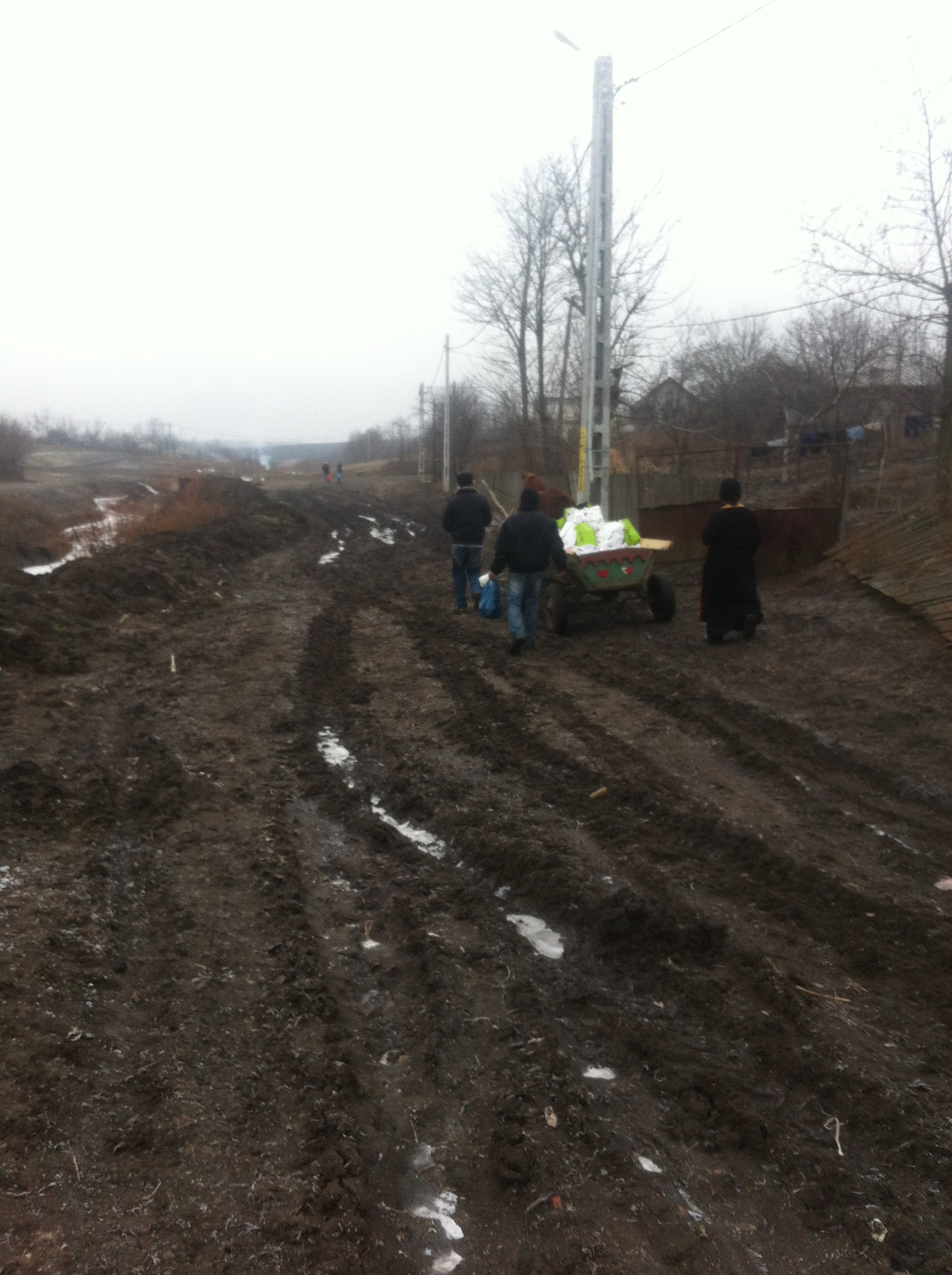 Daruri de Crăciun pentru persoanele nevoiaşe din Buruieneşti