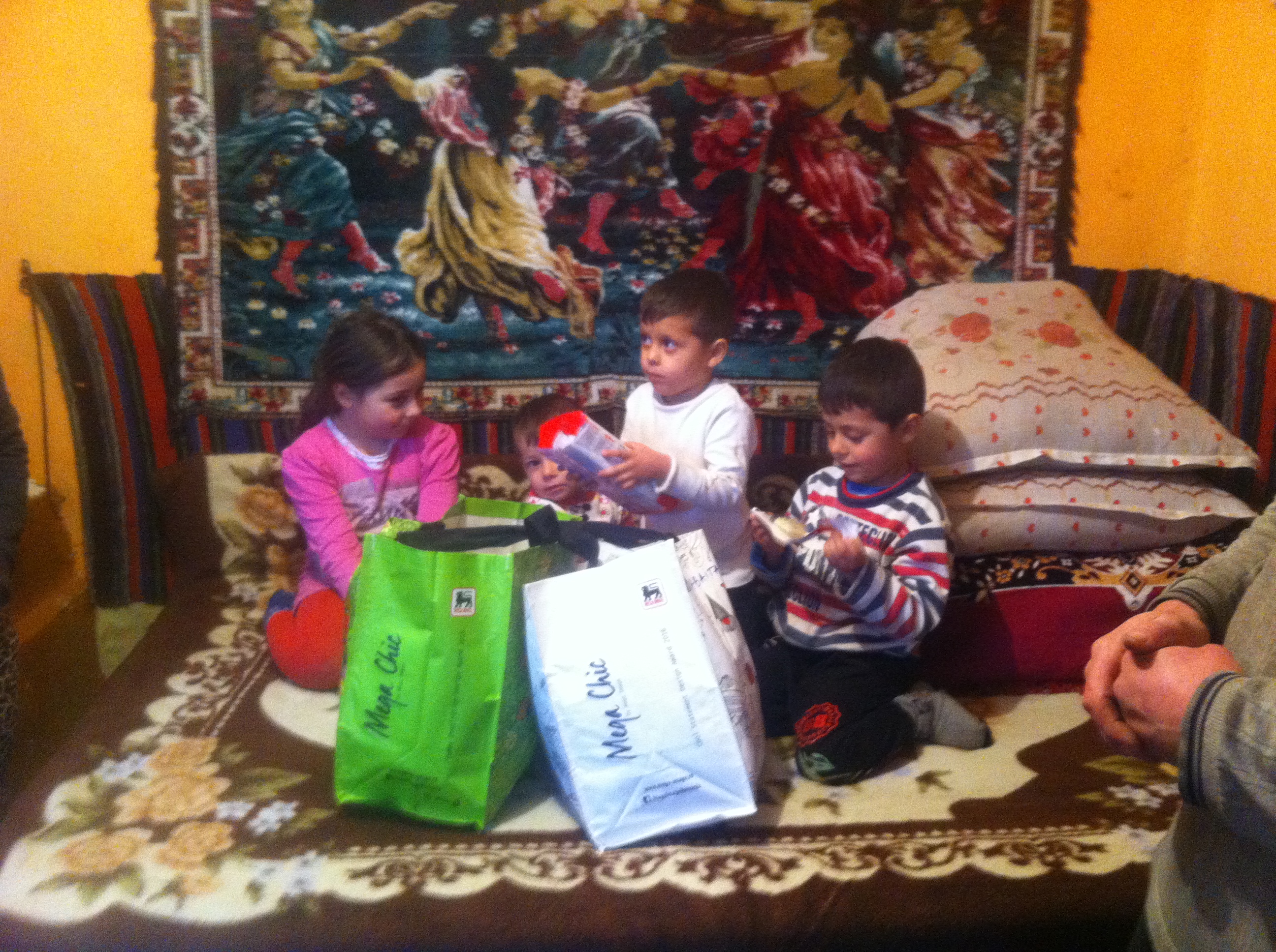 Daruri de Crăciun pentru persoanele nevoiaşe din Buruieneşti