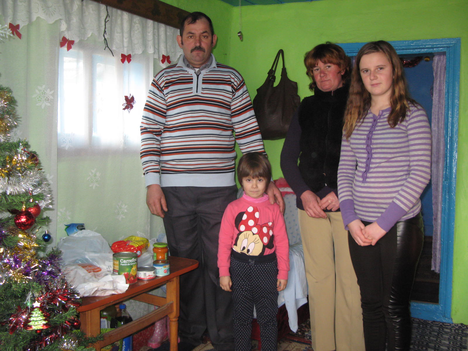 Daruri de Crăciun pentru persoanele nevoiaşe din Buruieneşti