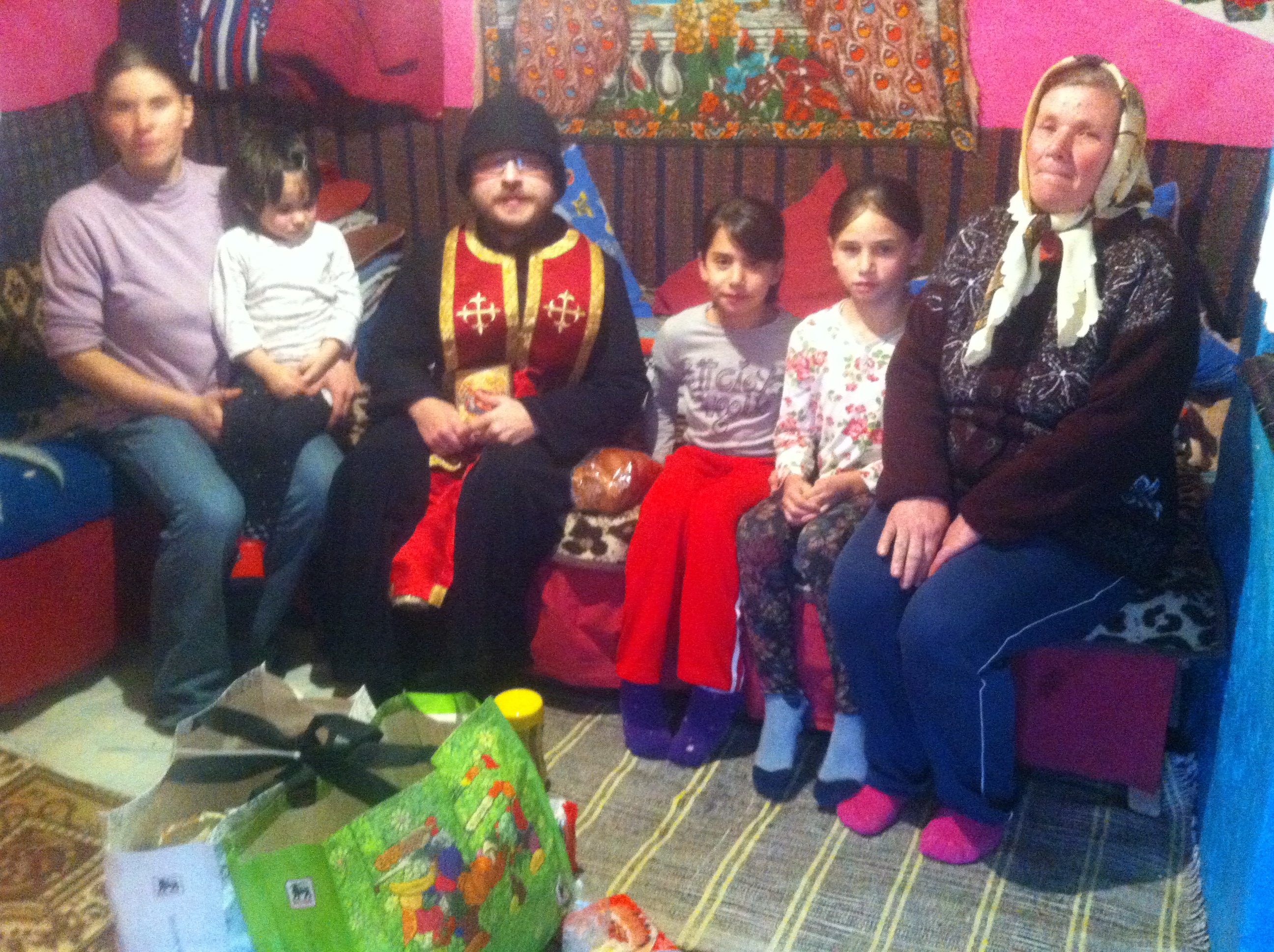 Daruri de Crăciun pentru persoanele nevoiaşe din Buruieneşti