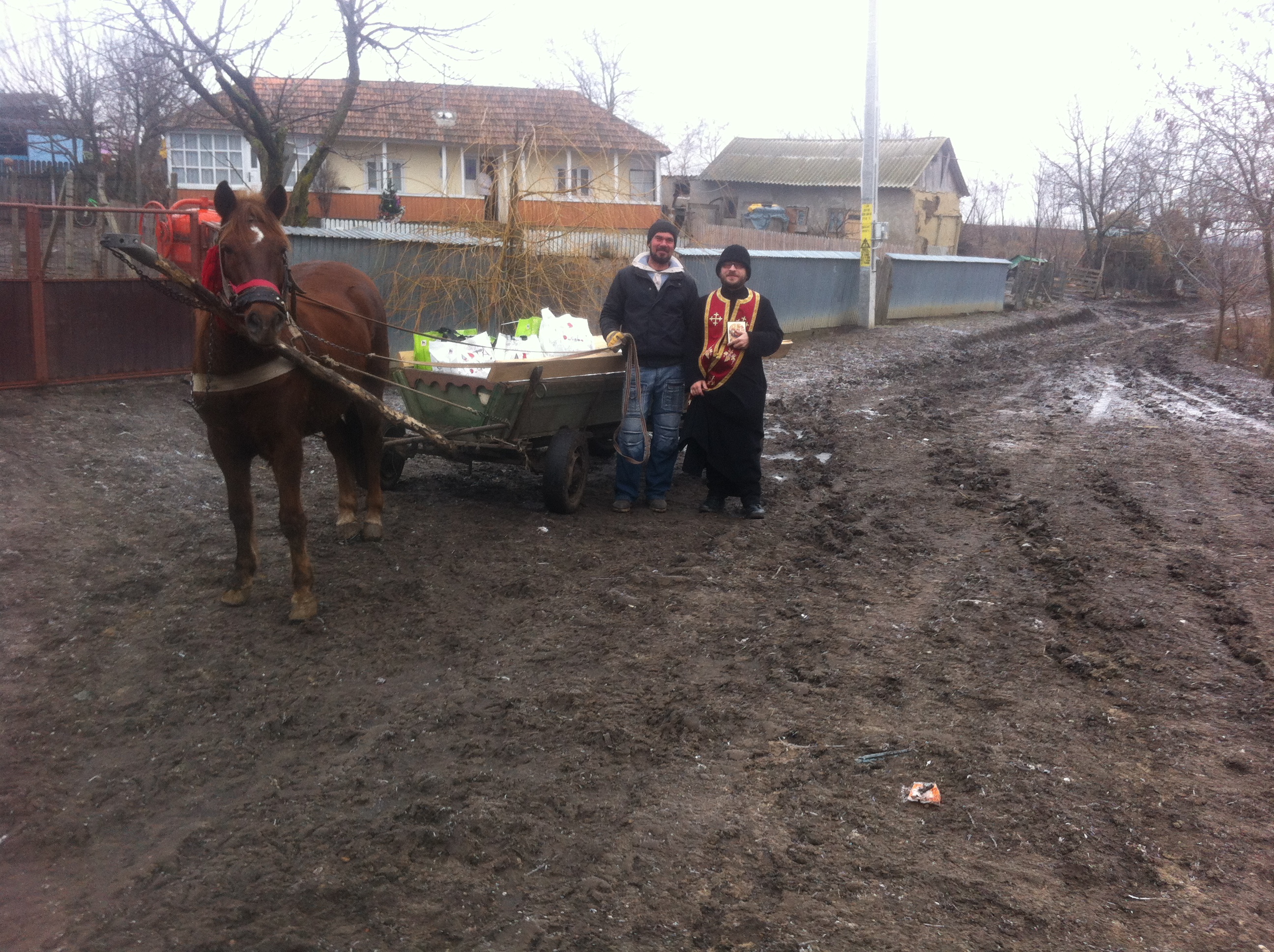 Daruri de Crăciun pentru persoanele nevoiaşe din Buruieneşti