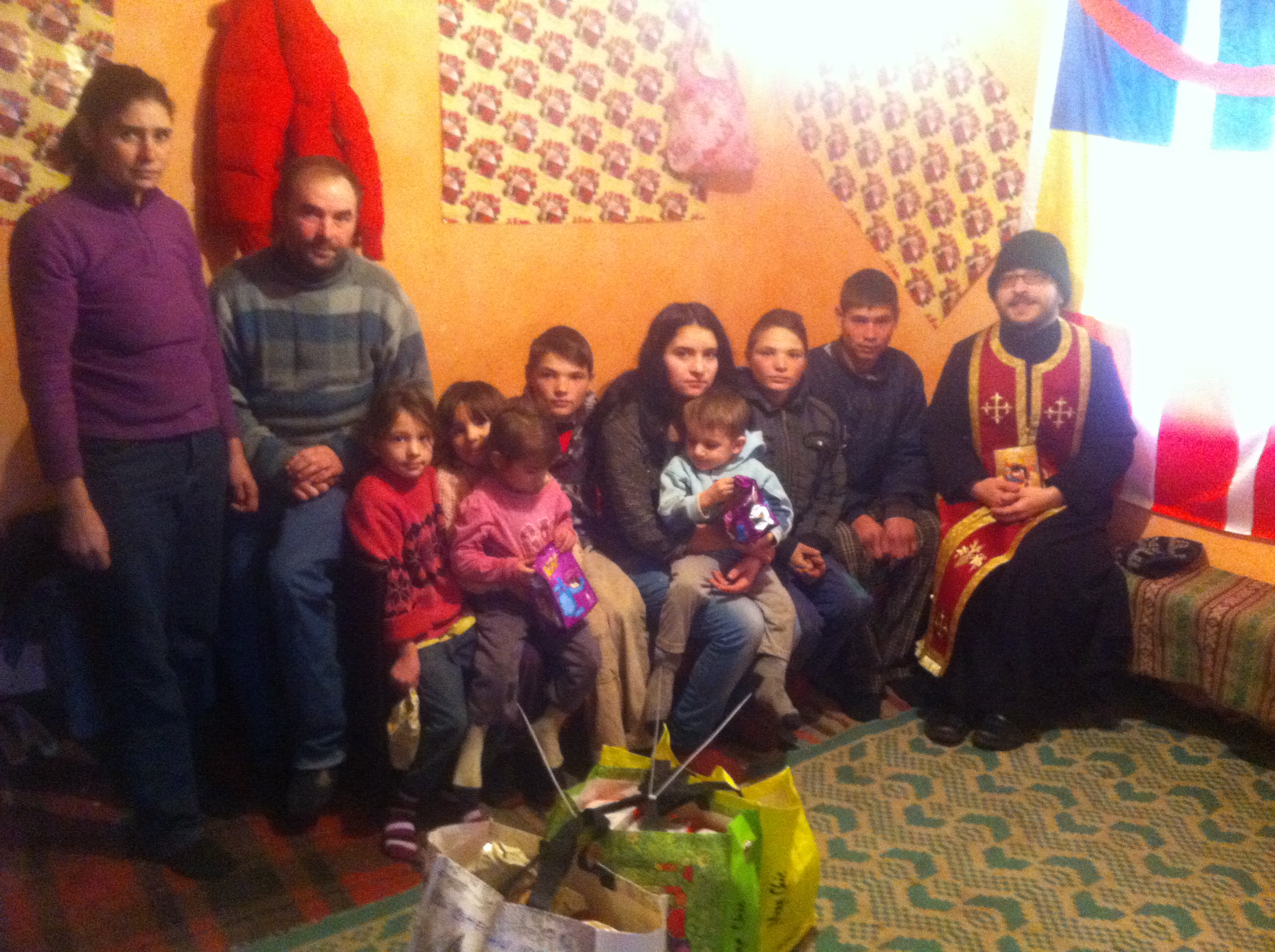 Daruri de Crăciun pentru persoanele nevoiaşe din Buruieneşti