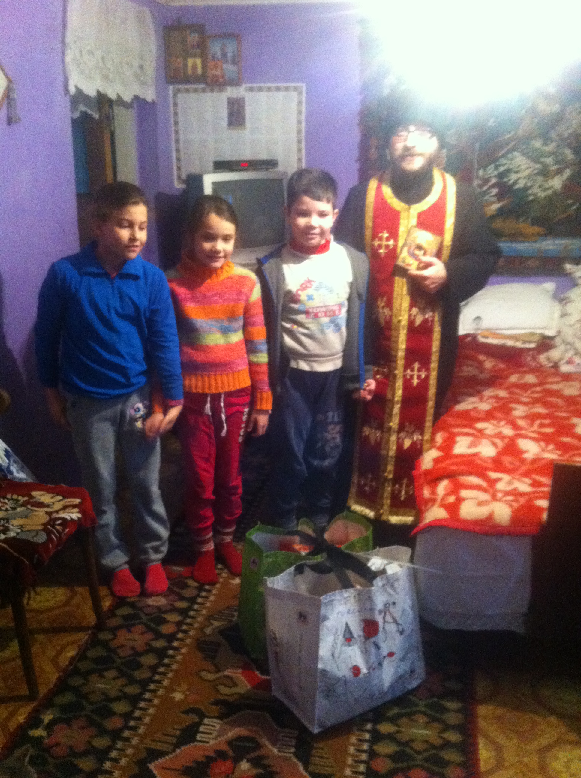 Daruri de Crăciun pentru persoanele nevoiaşe din Buruieneşti