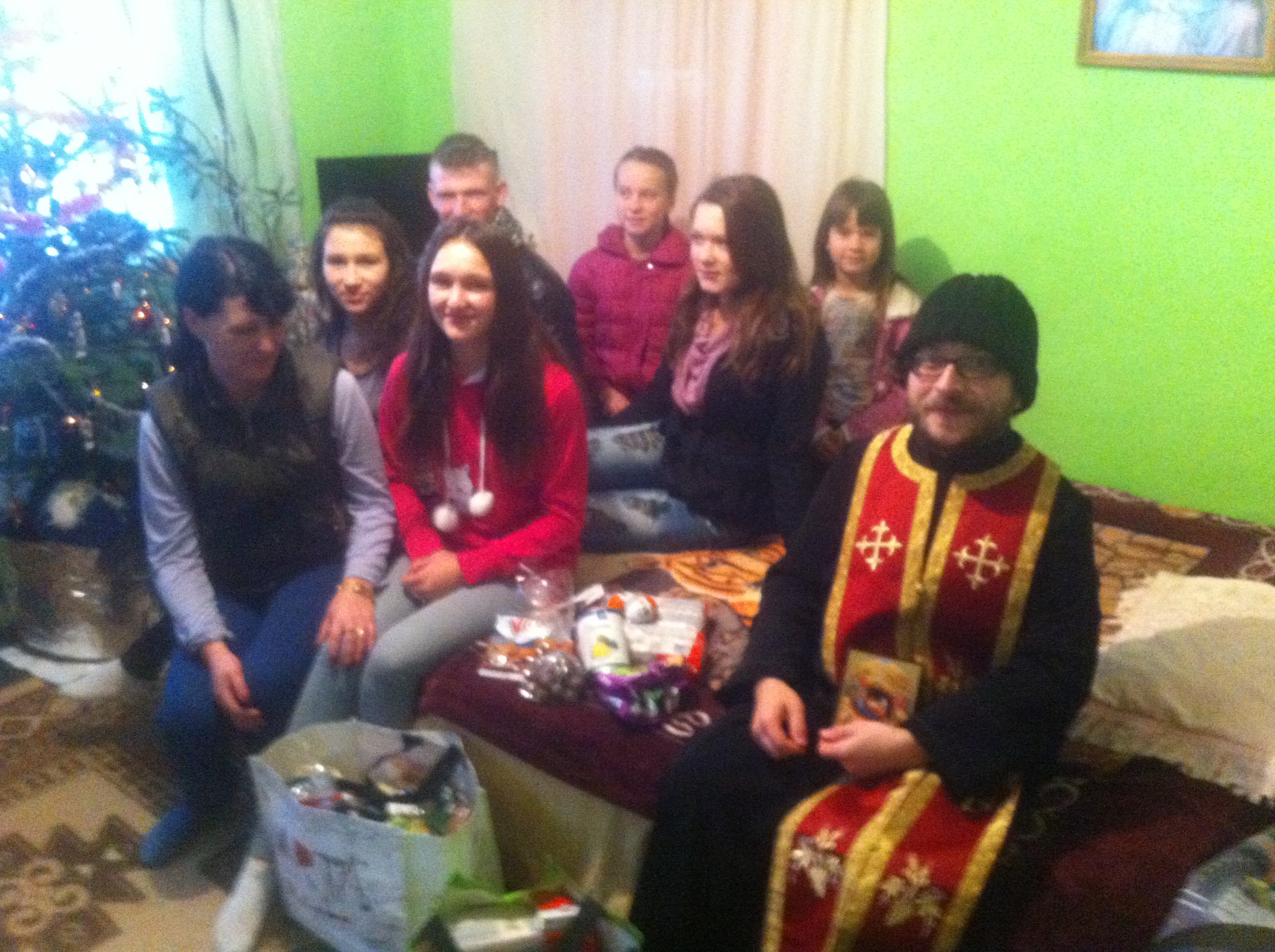 Daruri de Crăciun pentru persoanele nevoiaşe din Buruieneşti