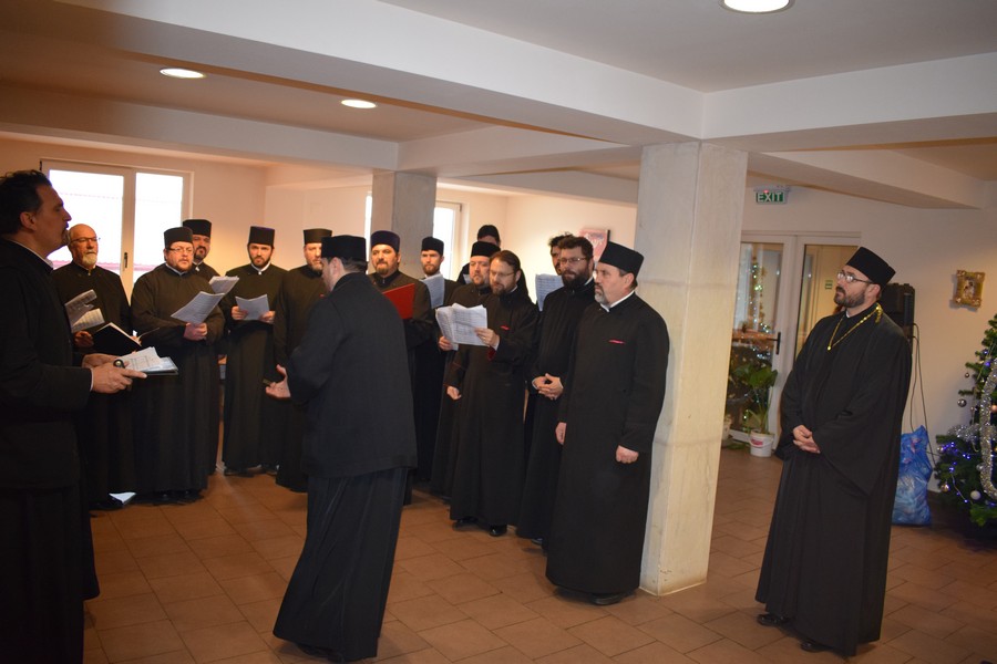 Colinde şi daruri la Căminul „Sfinţii Împăraţi Constantin şi Elena“ - Bucium