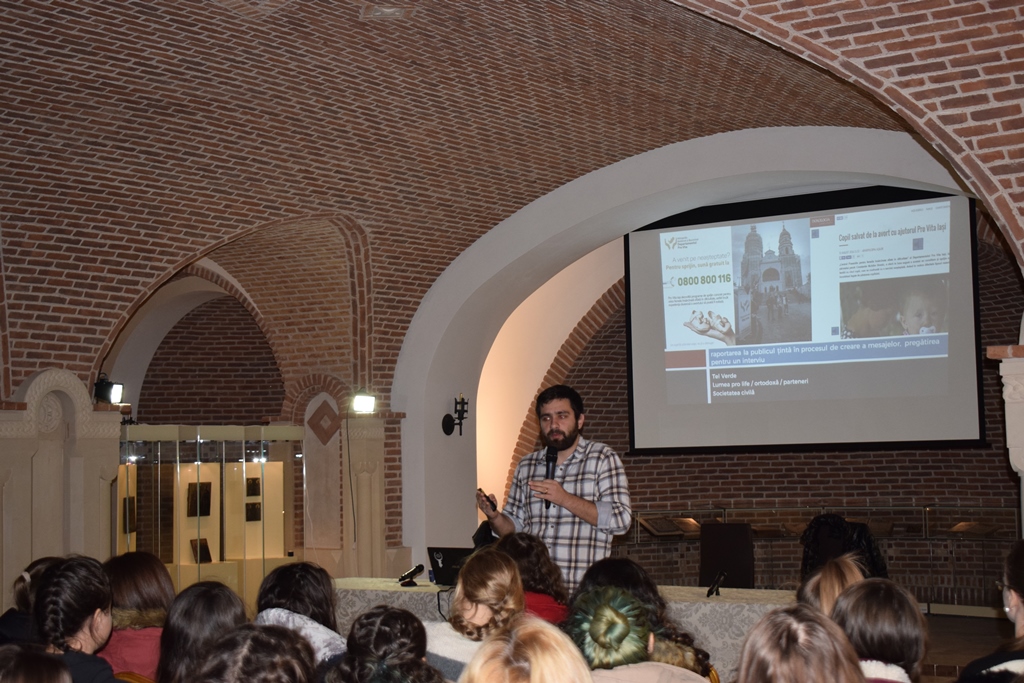 Seminar de Relaţii Publice cu peste 100 de studenţi susţinut de Pro Vita Iaşi