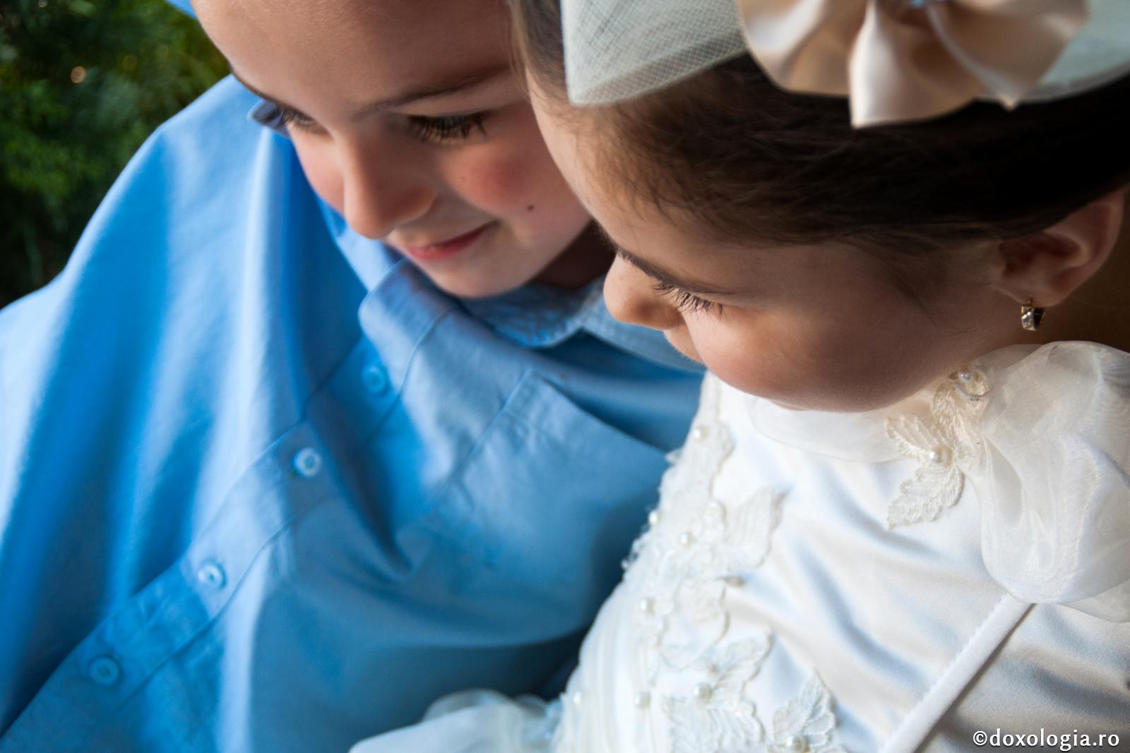 Nu este pe lume prietenie mai curată și mai sinceră decât între frați / Foto: Oana Nechifor doi frați privind în aceeași direcție