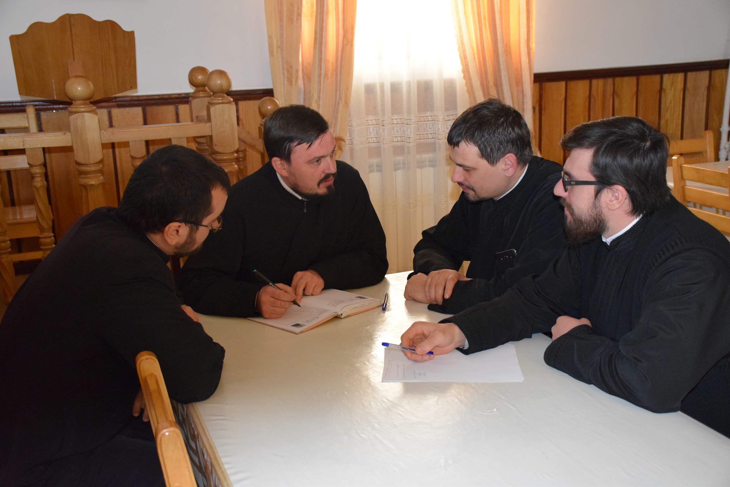 Întâlnirea responsabililor cu cateheza din cadrul Biroului de catehizare al Arhiepiscopiei Iaşilor Întâlnirea responsabililor cu cateheza din cadrul Biroului de catehizare al Arhiepiscopiei Iaşilor