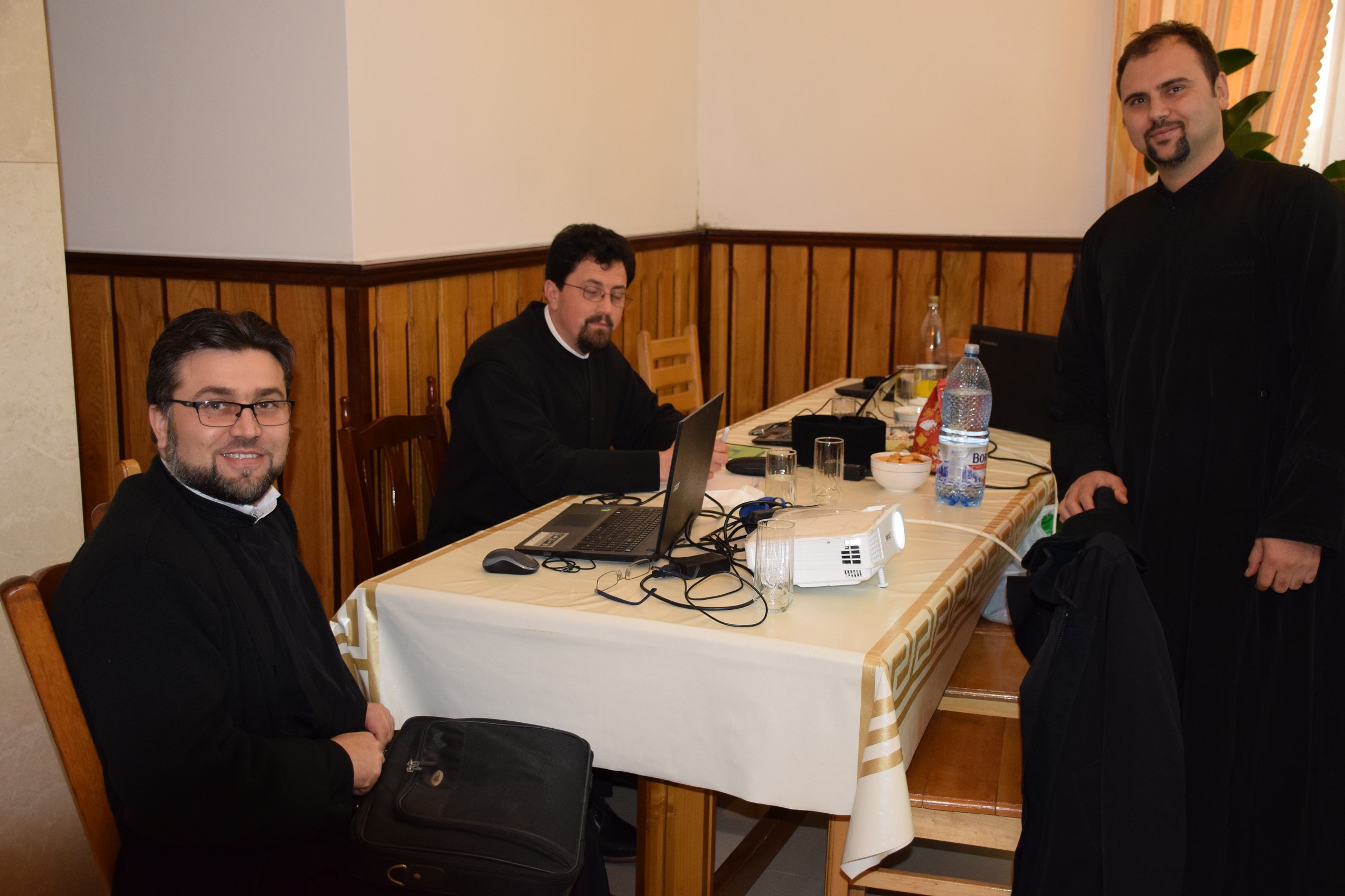 Întâlnirea responsabililor cu cateheza din cadrul Biroului de catehizare al Arhiepiscopiei Iaşilor Întâlnirea responsabililor cu cateheza din cadrul Biroului de catehizare al Arhiepiscopiei Iaşilor