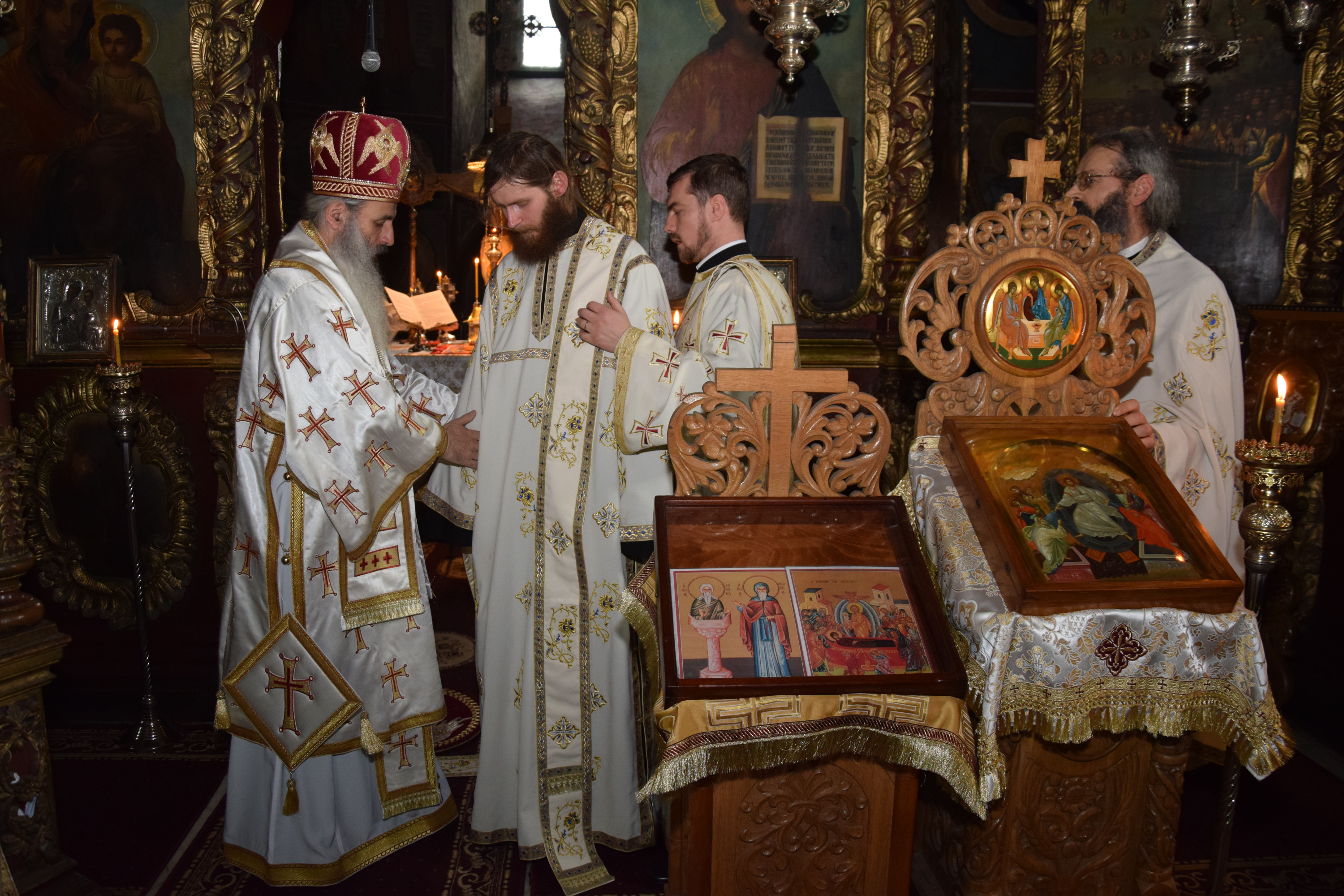 Două hirotonii și o hirotesie întru duhovnic, la Mănăstirea Bistrița