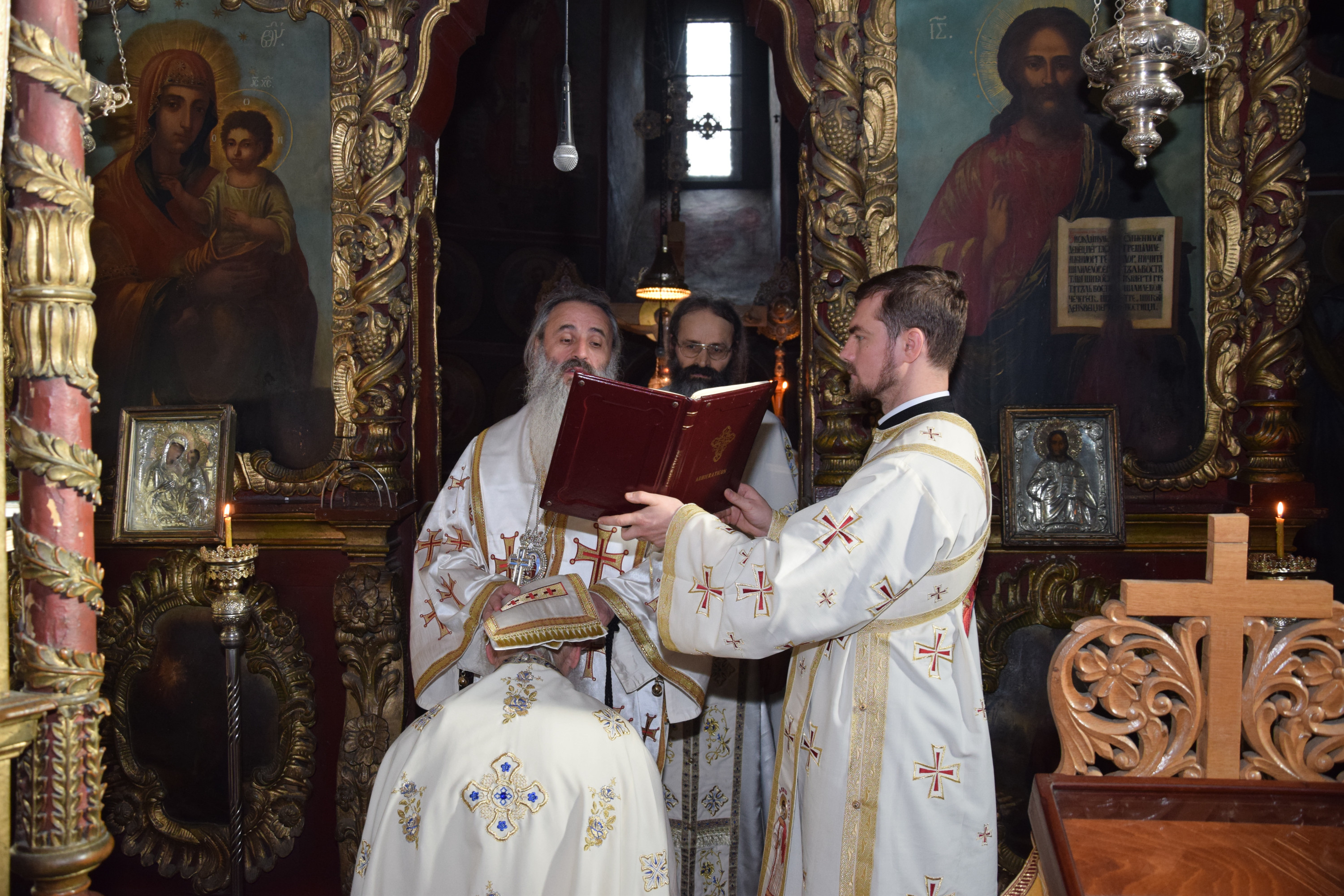 Două hirotonii și o hirotesie întru duhovnic, la Mănăstirea Bistrița