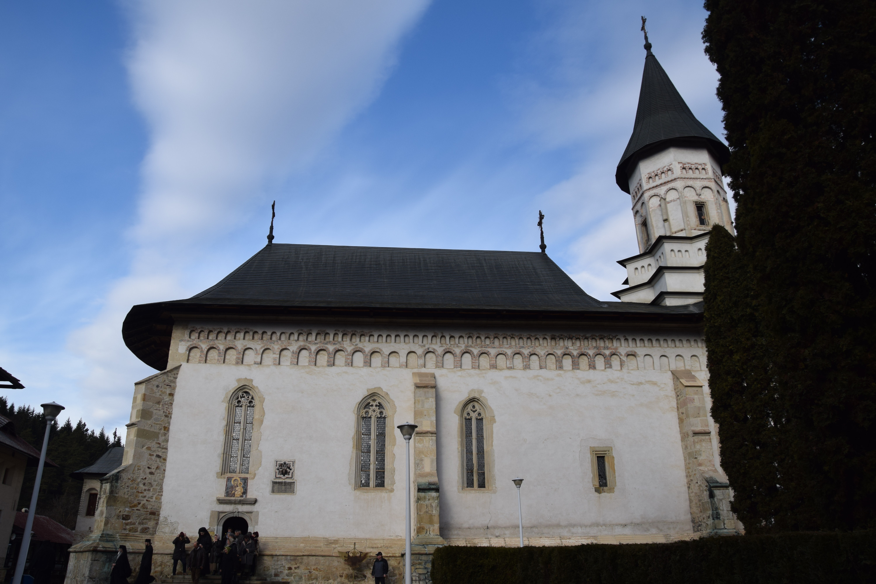 Două hirotonii și o hirotesie întru duhovnic, la Mănăstirea Bistrița