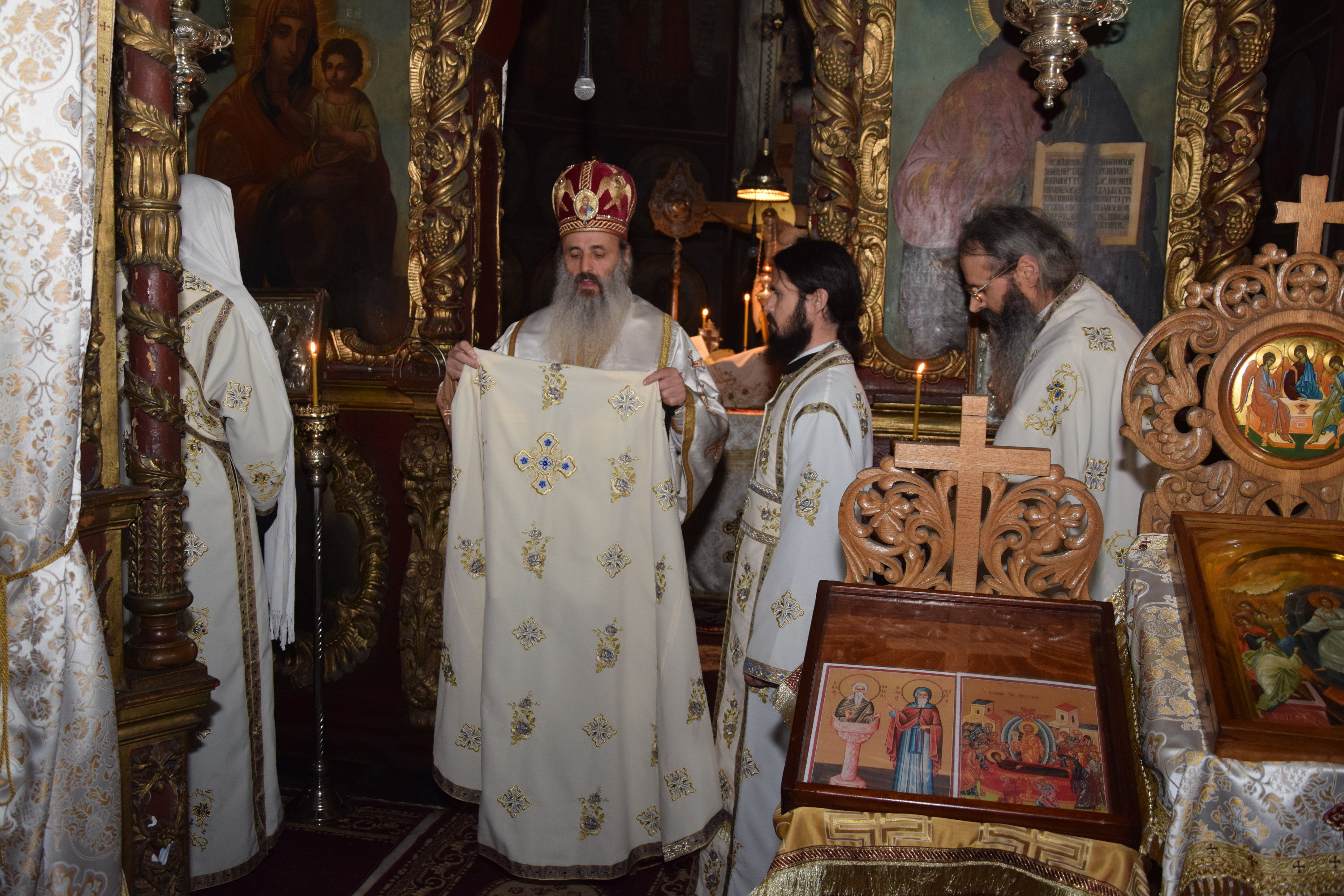 Două hirotonii și o hirotesie întru duhovnic, la Mănăstirea Bistrița